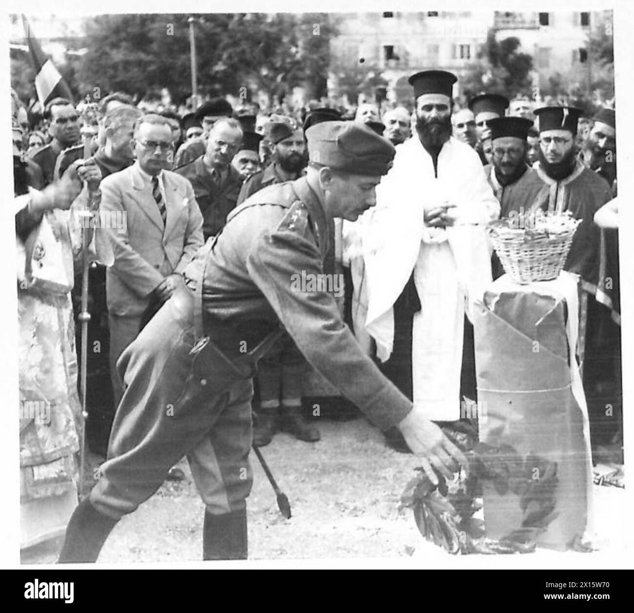 General Kamaras kommt in Korfu an und legt einen Kranz auf ein temporäres Cenotaph während einer offiziellen Zeremonie der britischen Armee. Stockfoto