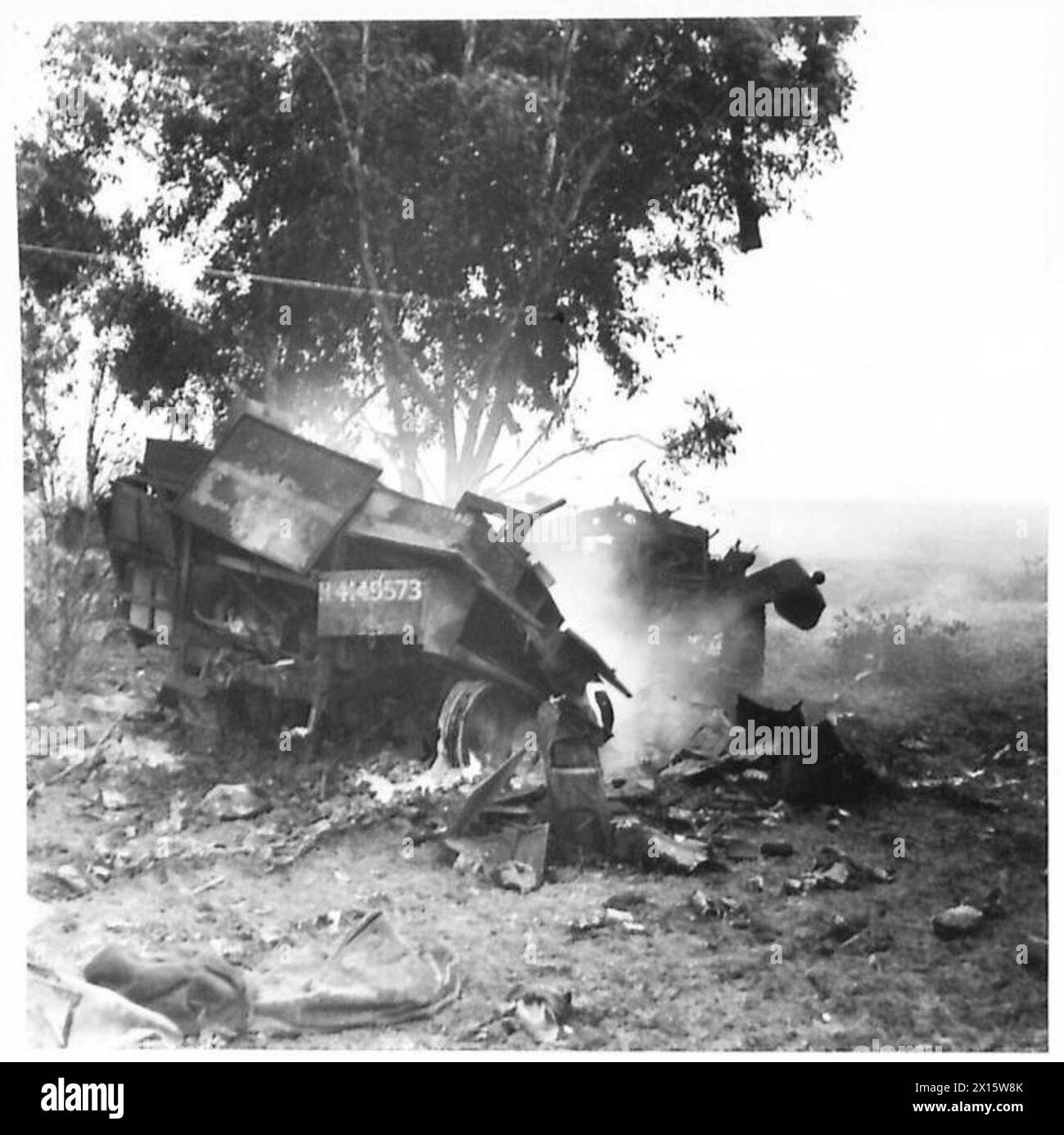 DIE BRITISCHE ARMEE IM TUNESIENFELDZUG, NOVEMBER 1942–MAI 1943 – Ein ausgebrannter Lkw der 6. Panzerdivision wurde von der deutschen Patrouille in der Nähe von Bou Arada zerstört. Die Schlacht von Bou Arada. Ein von den Deutschen gehaltener Beobachtungsposten war als „Two Tree“ Hill bekannt, da auf seinem höchsten Punkt zwei Bäume wuchsen. Am Abend des 10. Januar näherte sich eine Patrouille deutscher Panzer, die etwa 15 Mann stark waren, und erreichte den Stadtrand von Bou Arada, wurde aber zurückgetrieben. Die Beobachtung ergab, dass eine Stockfoto