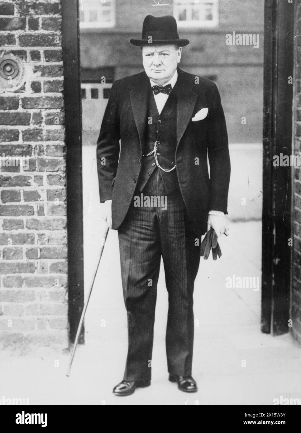 Winston Churchill nimmt an einer Kabinettssitzung um 8:00 Uhr in der Downing Street 10 in London Teil, nach der deutschen Invasion von Holland, Belgien und Luxemburg im Jahr 1940. Stockfoto