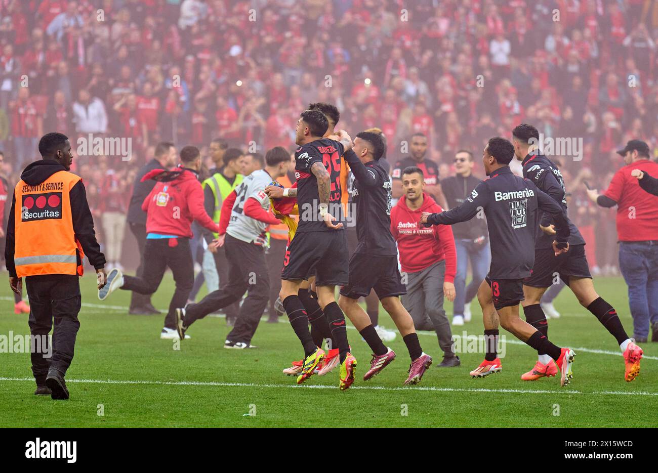 Leverkusen, Deutschland. April 2024. Lev-Fans treten mit Granit Xhaka, Lev 34 Exequiel PALACIOS, Lev 25 nach dem Spiel BAYER 04 LEVERKUSEN - SV WERDER BREMEN 5-0 am 14. April 2024 in LEVERKUSEN auf. Saison 2023/2024, 1. Bundesliga, Spieltag 29, 29. Spieltag Credit: Peter Schatz/Alamy Live News Stockfoto