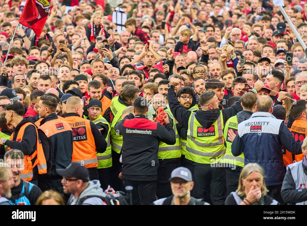 Leverkusen, Deutschland. April 2024. Lev-Fans feiern auf dem Spielfeld nach dem Spiel BAYER 04 LEVERKUSEN - SV WERDER BREMEN 5-0 am 14. April 2024 in Leverkusen. Saison 2023/2024, 1. Bundesliga, Spieltag 29, 29. Spieltag Credit: Peter Schatz/Alamy Live News Stockfoto