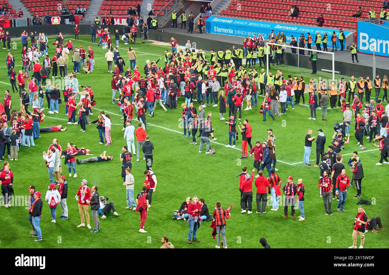 Leverkusen, Deutschland. April 2024. Lev-Fans feiern auf dem Spielfeld nach dem Spiel BAYER 04 LEVERKUSEN - SV WERDER BREMEN 5-0 am 14. April 2024 in Leverkusen. Saison 2023/2024, 1. Bundesliga, Spieltag 29, 29. Spieltag Credit: Peter Schatz/Alamy Live News Stockfoto