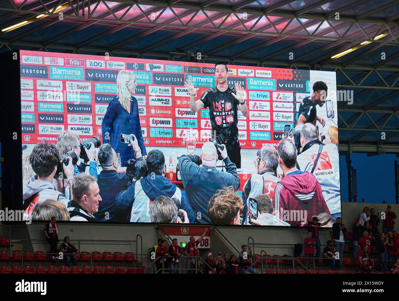 Leverkusen, Deutschland. April 2024. Lev-Fans feiern auf dem Spielfeld mit Xabi Alonso, Trainer und teammanager bei der Pressekonferenz nach dem Spiel BAYER 04 LEVERKUSEN - SV WERDER BREMEN 5-0 am 14. April 2024 in Leverkusen. Saison 2023/2024, 1. Bundesliga, Spieltag 29, 29. Spieltag Credit: Peter Schatz/Alamy Live News Stockfoto