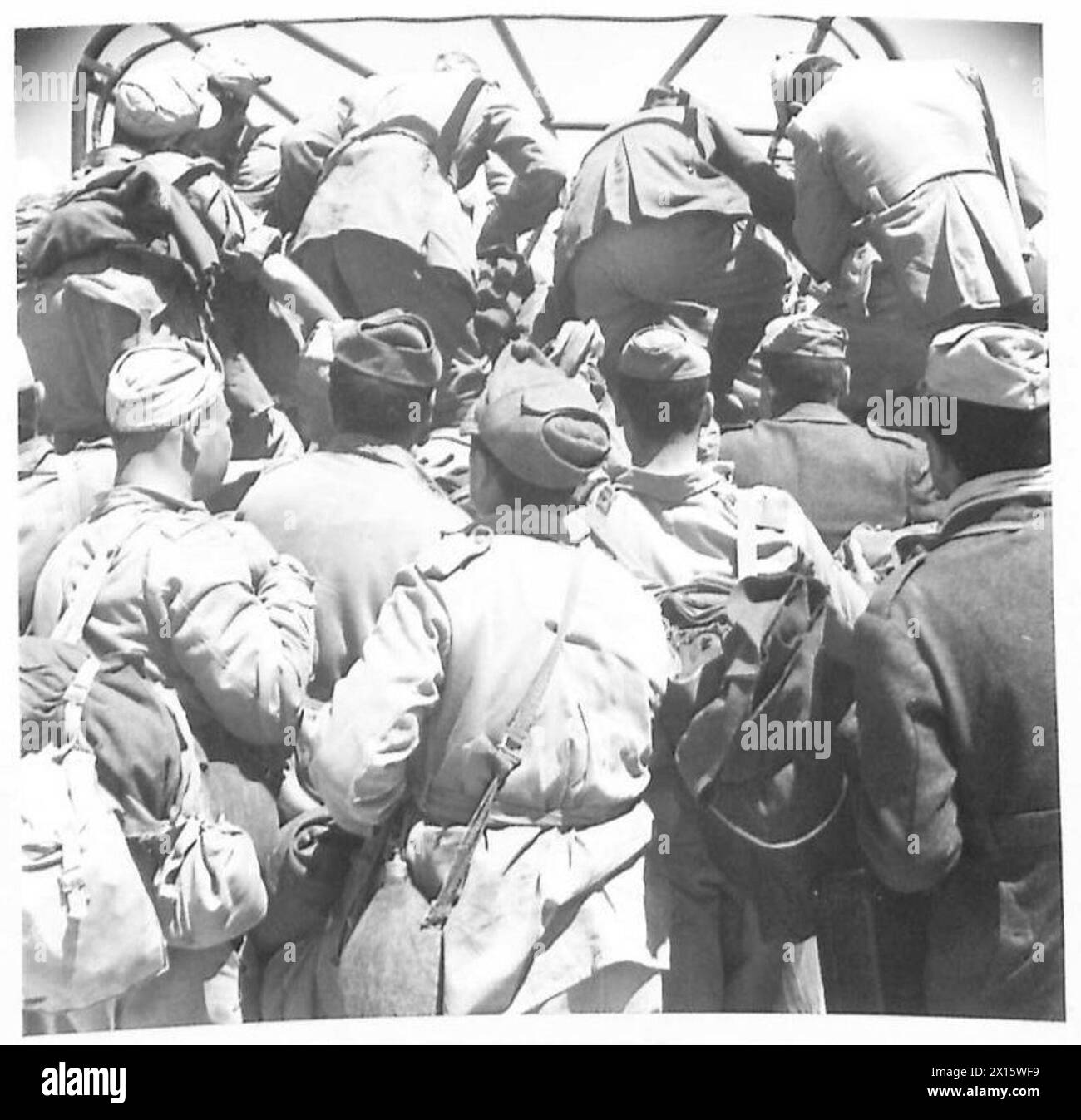 Deutsche Gefangene kämpfen in den letzten Phasen des Tunesienfeldzugs an Bord von Lastwagen, die in ein Gefangenenlager transportiert werden. Britische Armee. Fotografisches negativ. Stockfoto