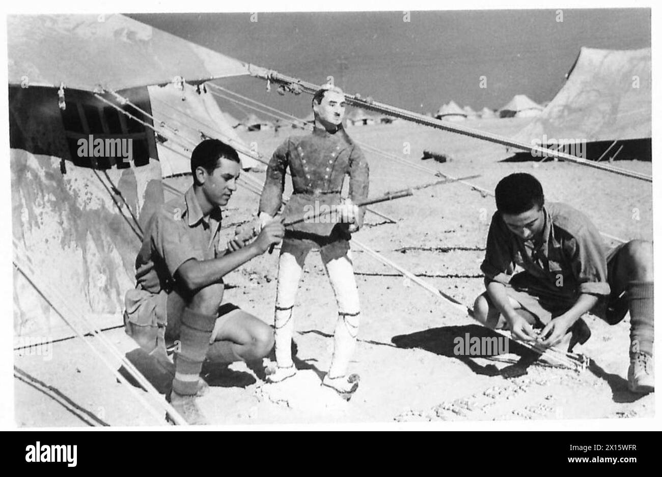 Ein Modell eines griechischen Evzone-Soldaten aus Sand und Zement, das die griechische Armee im Nahen Osten während des Zweiten Weltkriegs repräsentierte Stockfoto Ein Modell eines griechischen Evzone-Soldaten aus Sand und Zement, das die griechische Armee im Nahen Osten während des Zweiten Weltkriegs repräsentierte Stockfoto