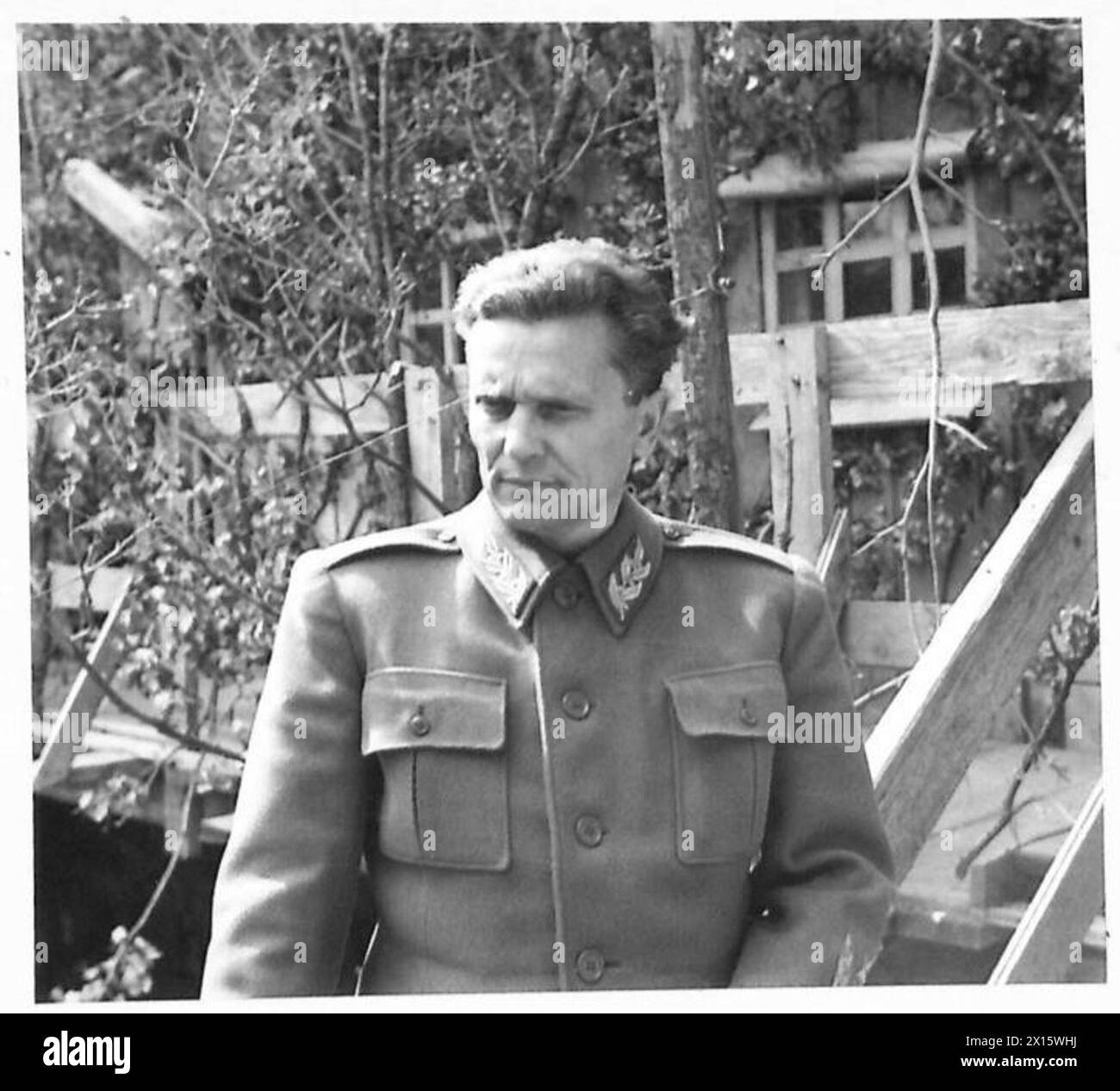 Marschall Tito wird am Ende eines Interviews in seinem Hauptquartier während der Feldzüge der britischen Armee in Nordafrika, Sizilien, Italien, dem Balkan und Österreich zwischen 1942 und 1946 fotografiert. Stockfoto