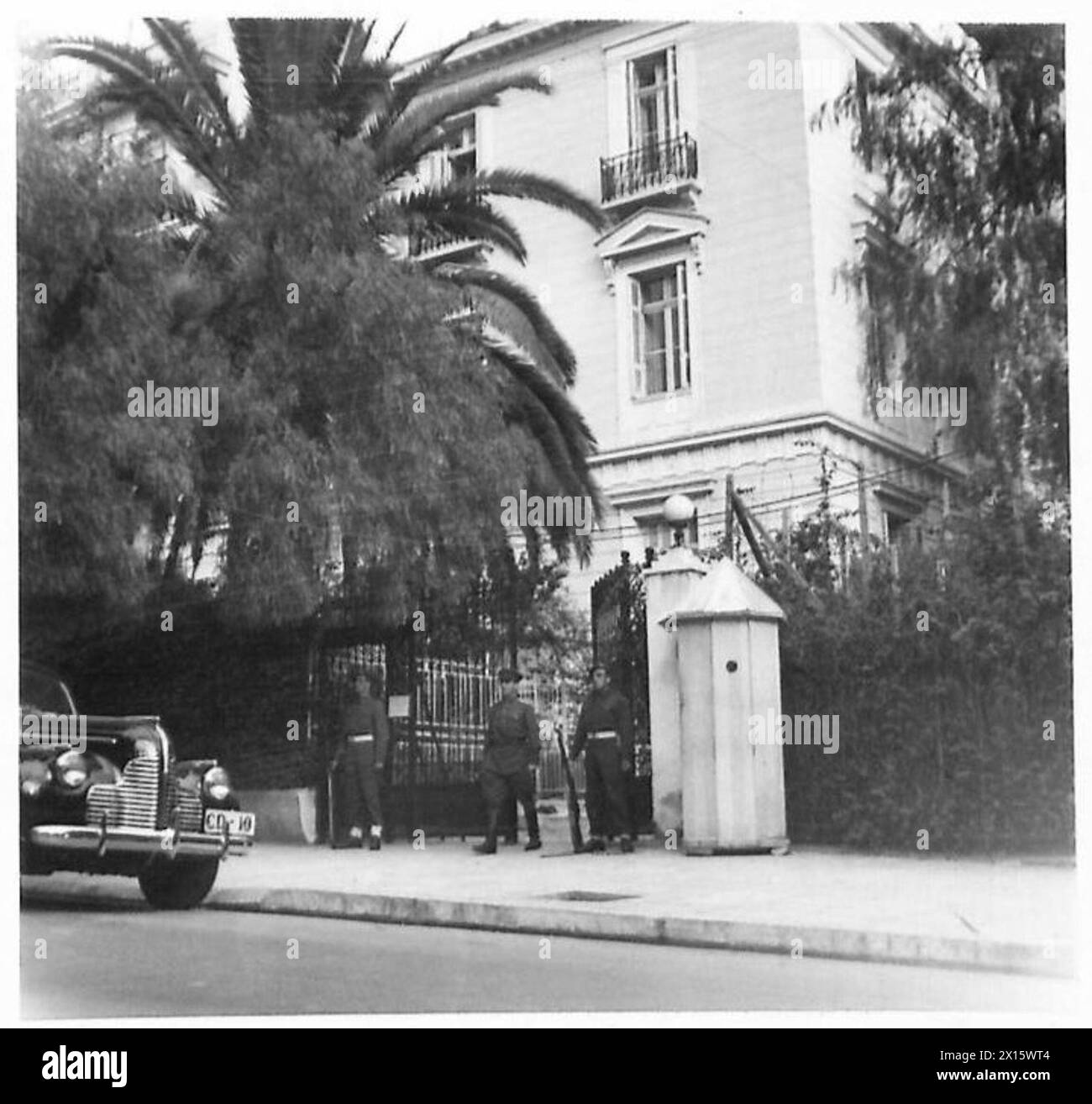 Fallschirmjäger des 5. Bataillons Schottisches Para-Regiment halten Wache vor der russischen Gesandtschaft; FUS. A. Rae und FUS. T.J. Smith werden identifiziert, mit Lieut. Oberst Vacils Stockfoto