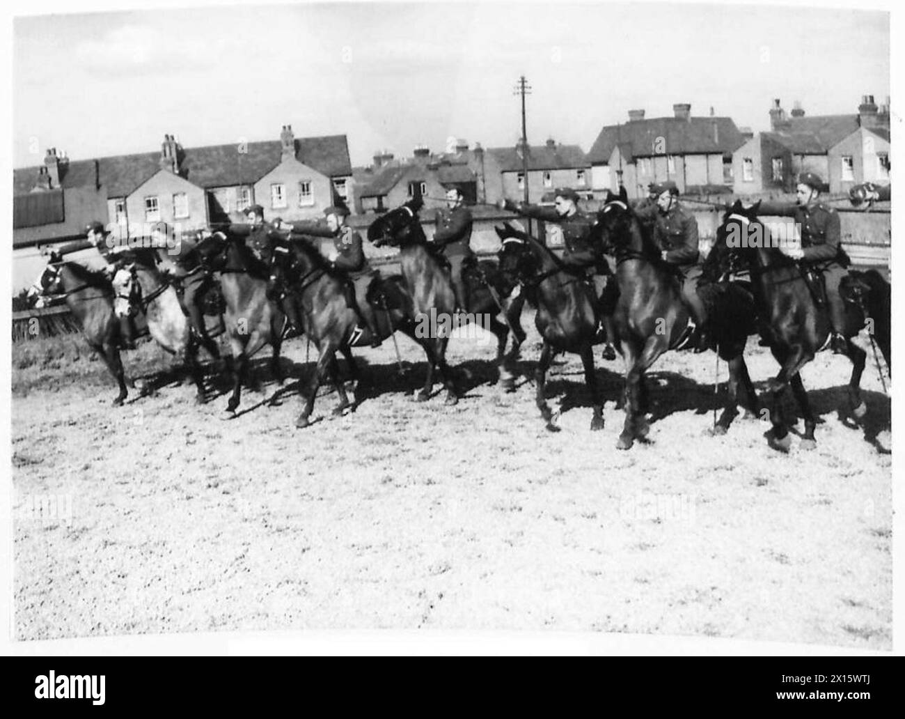 Kavallerie-Rekruten, die in Windsor ausgebildet werden, demonstrieren die Vorbereitung der berittenen Soldaten und militärische Übungen. Stockfoto