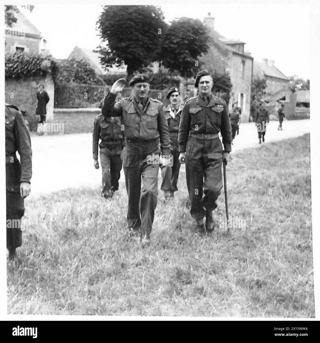 Die Brigadiers Mills Roberts und J. Slater kommen zu Bastille Day Zeremonien in der Normandie mit der britischen Armee. Stockfoto