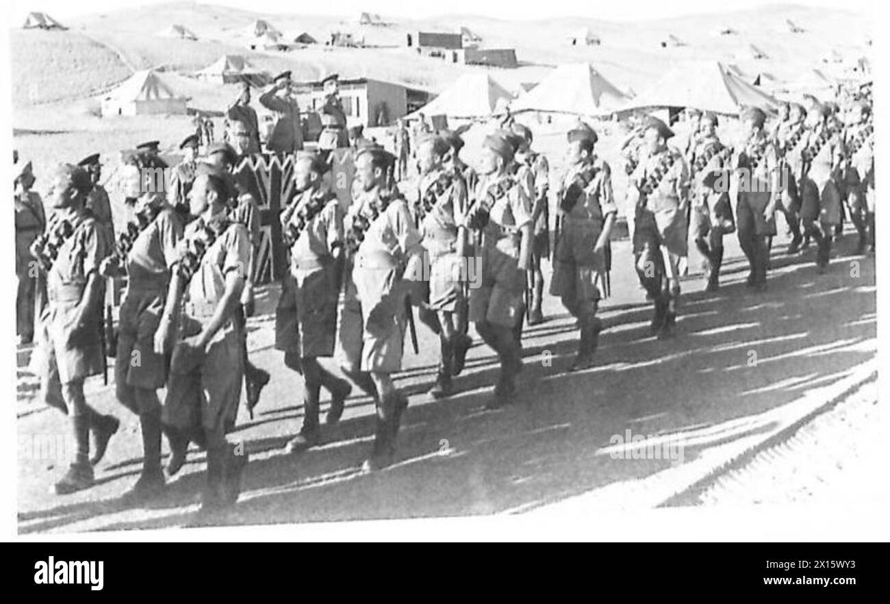 Polnische Armeetruppen im Nahen Osten marschieren nach einer Dekorationszeremonie an der Salutbasis vorbei. Die Generäle Neil Methuen Ritchie und Claude Auchinleck erhalten Virtuti Militari-Medaillen von General Józef Zając in Kairo. Stockfoto
