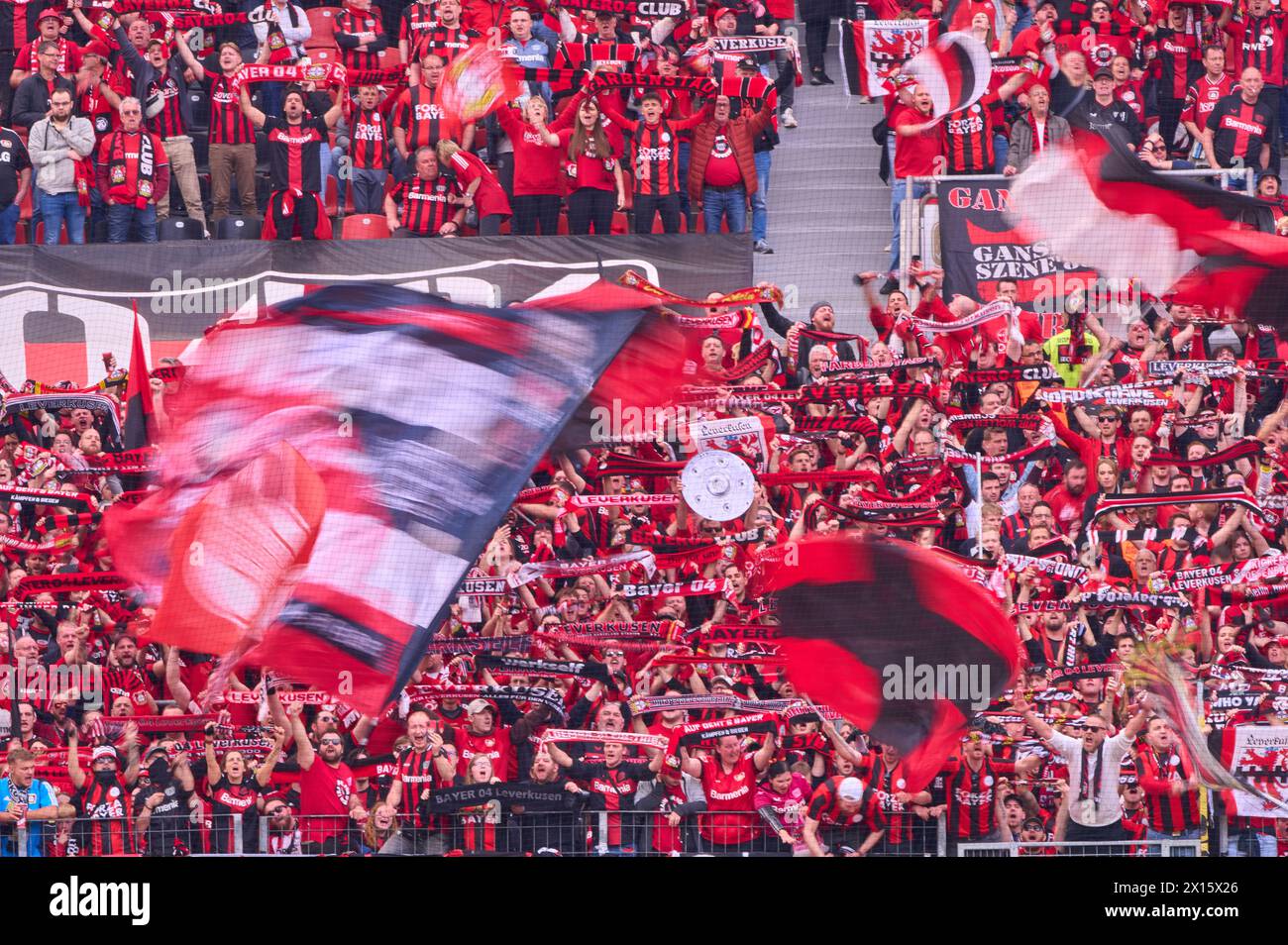 Leverkusen, Deutschland. April 2024. Lev-Fans feiern auf dem Spielfeld nach dem Spiel BAYER 04 LEVERKUSEN - SV WERDER BREMEN 5-0 am 14. April 2024 in Leverkusen. Saison 2023/2024, 1. Bundesliga, Spieltag 29, 29. Spieltag Credit: Peter Schatz/Alamy Live News Stockfoto