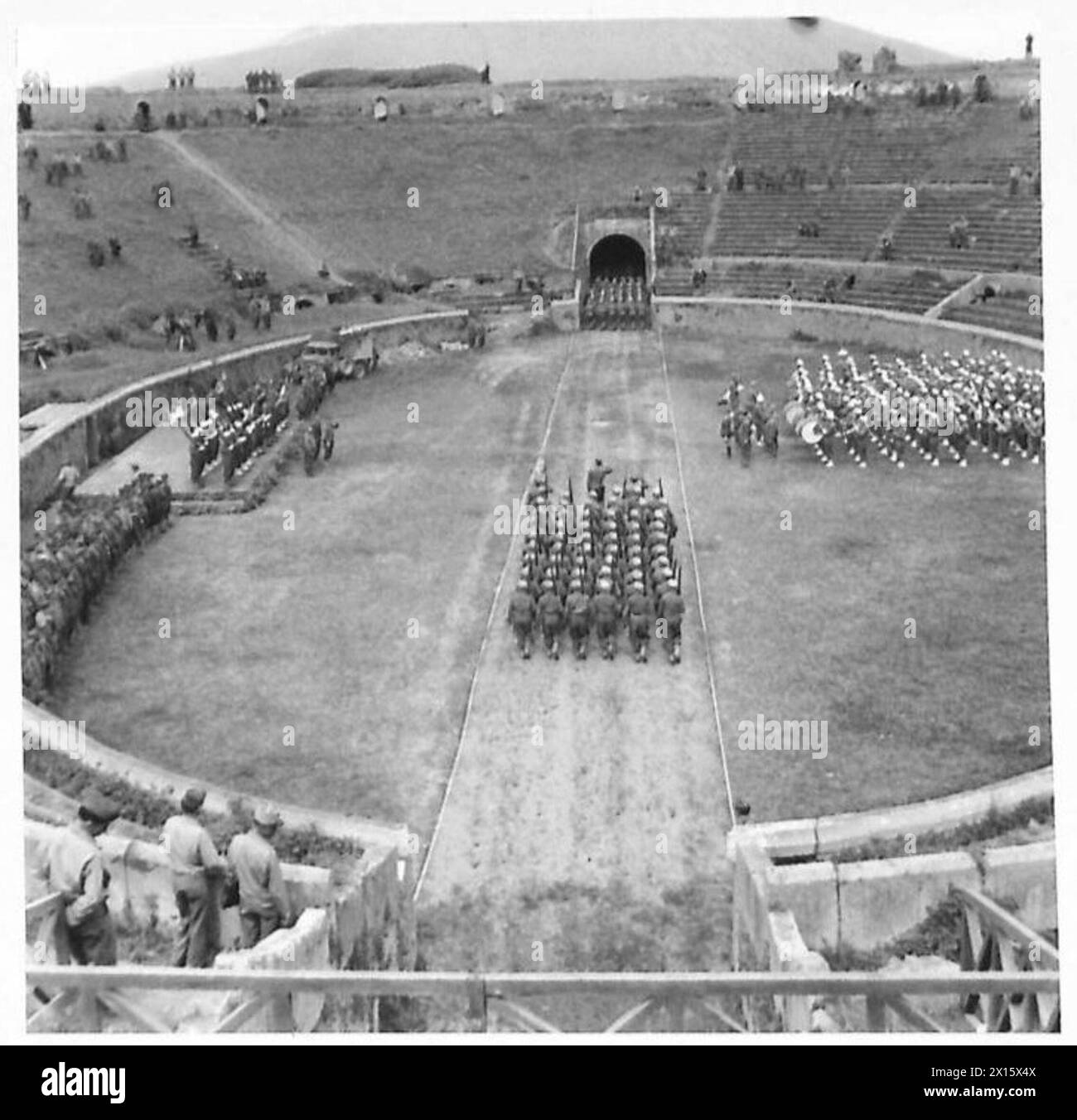 Französische Truppen des 3. Algerischen Regiments marschieren an vier Generälen während eines Festes in Italien vorbei. Stockfoto