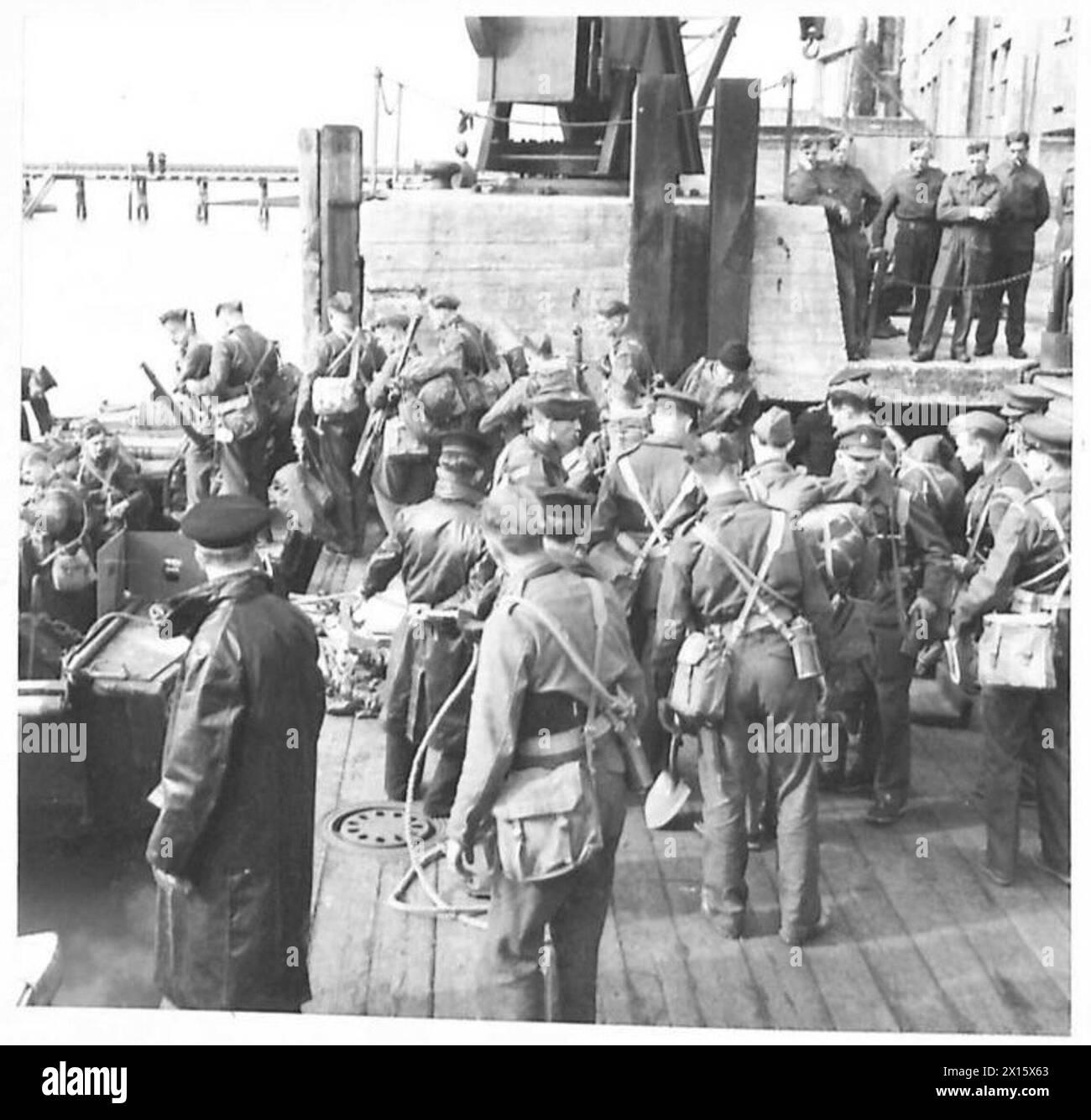 Coldstream Guards Board Assault Landing Craft, um an einer kombinierten Operation der britischen Armee teilzunehmen. Stockfoto