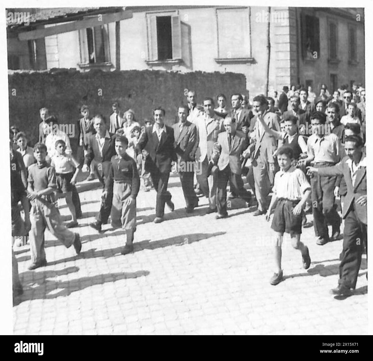 Die britische Armee und lokale Patrioten verhaften den Faschist Brugnoli Settiuio während Operationen in Nordafrika, Sizilien, Italien, dem Balkan und Österreich zwischen 1942 und 1946. Stockfoto