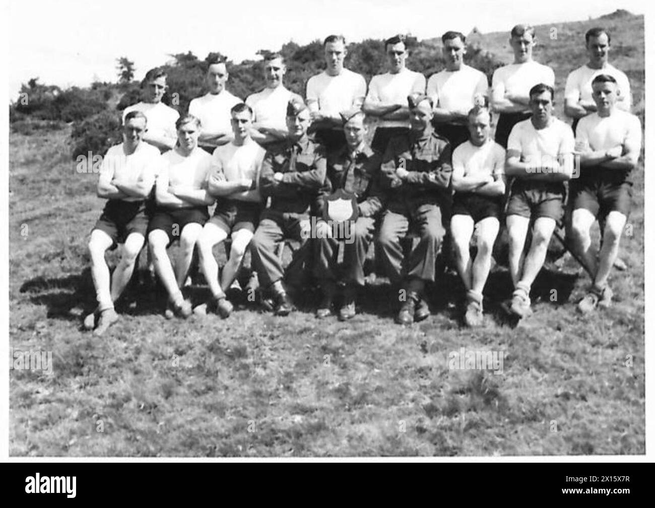 Die Sportmannschaft des West Yorkshire Regiments wurde fotografiert, wobei Mitglieder während der Aktivitäten der British Army nach Rang und Heimatstadt identifiziert wurden. Stockfoto