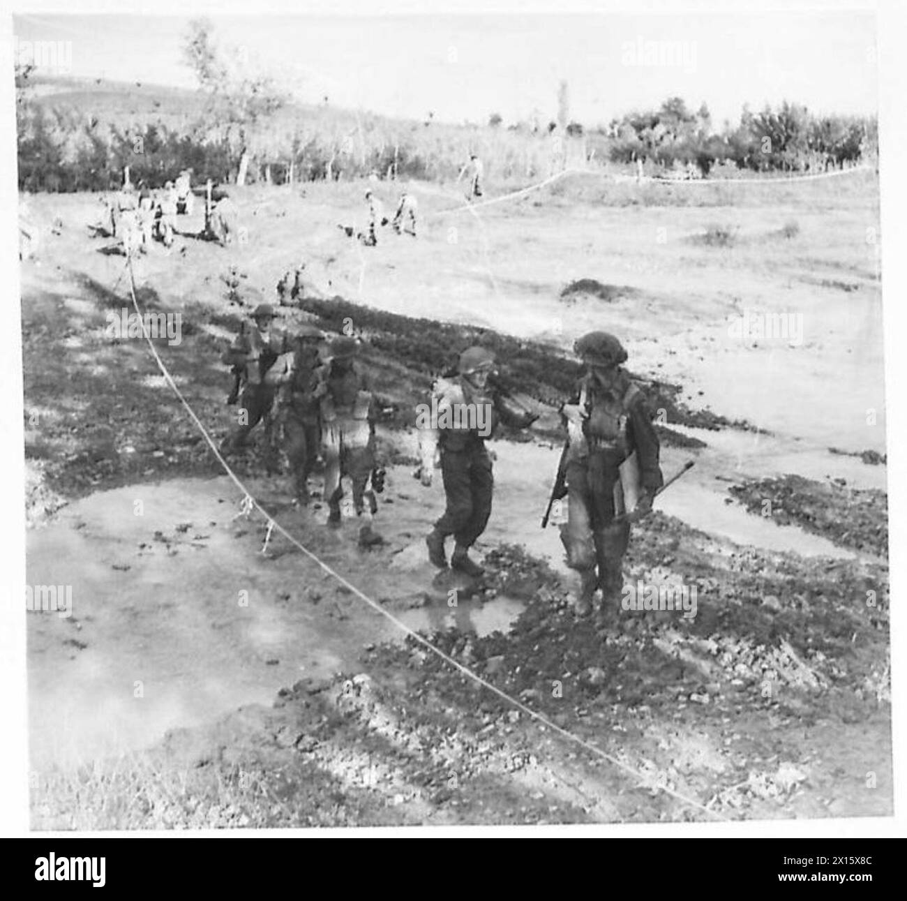 Die Infanterie des Queen's Regiments von 2/7 überquert den Fluss Rubicon, der während der Operationen der britischen Armee in Norditalien in Richtung Savignano vorrückte. Stockfoto