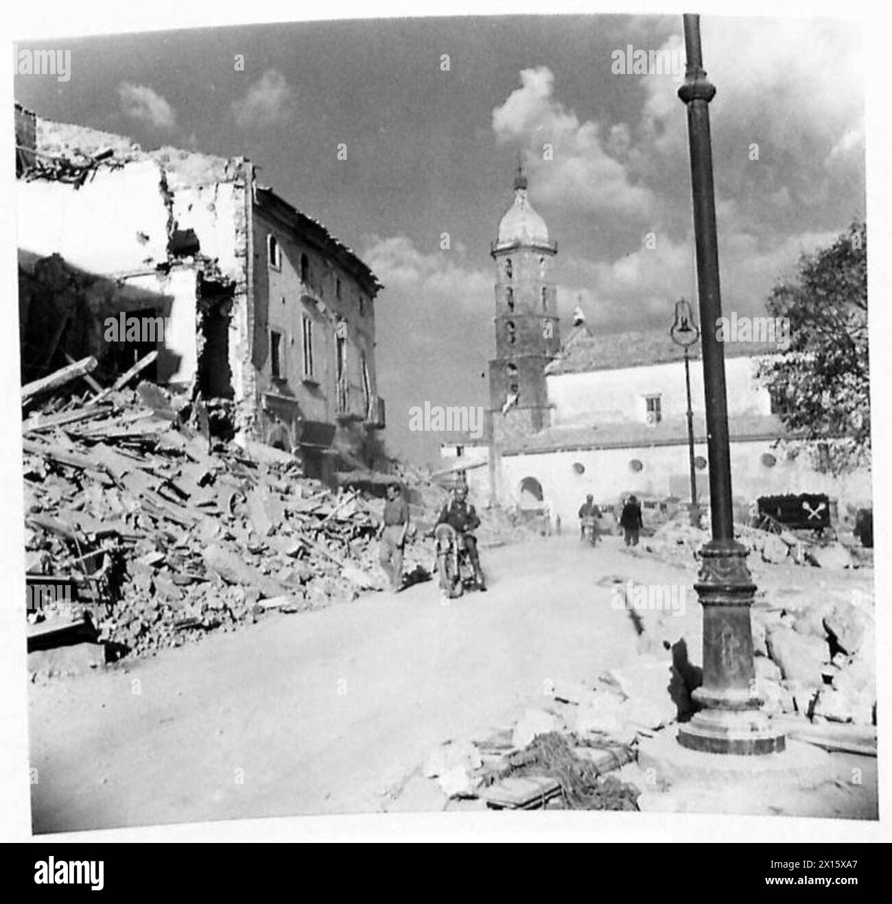 Der zentrale Teil des Dorfes Roccamonfina in Italien, nachdem die feindlichen Truppen abgereist waren. Stockfoto