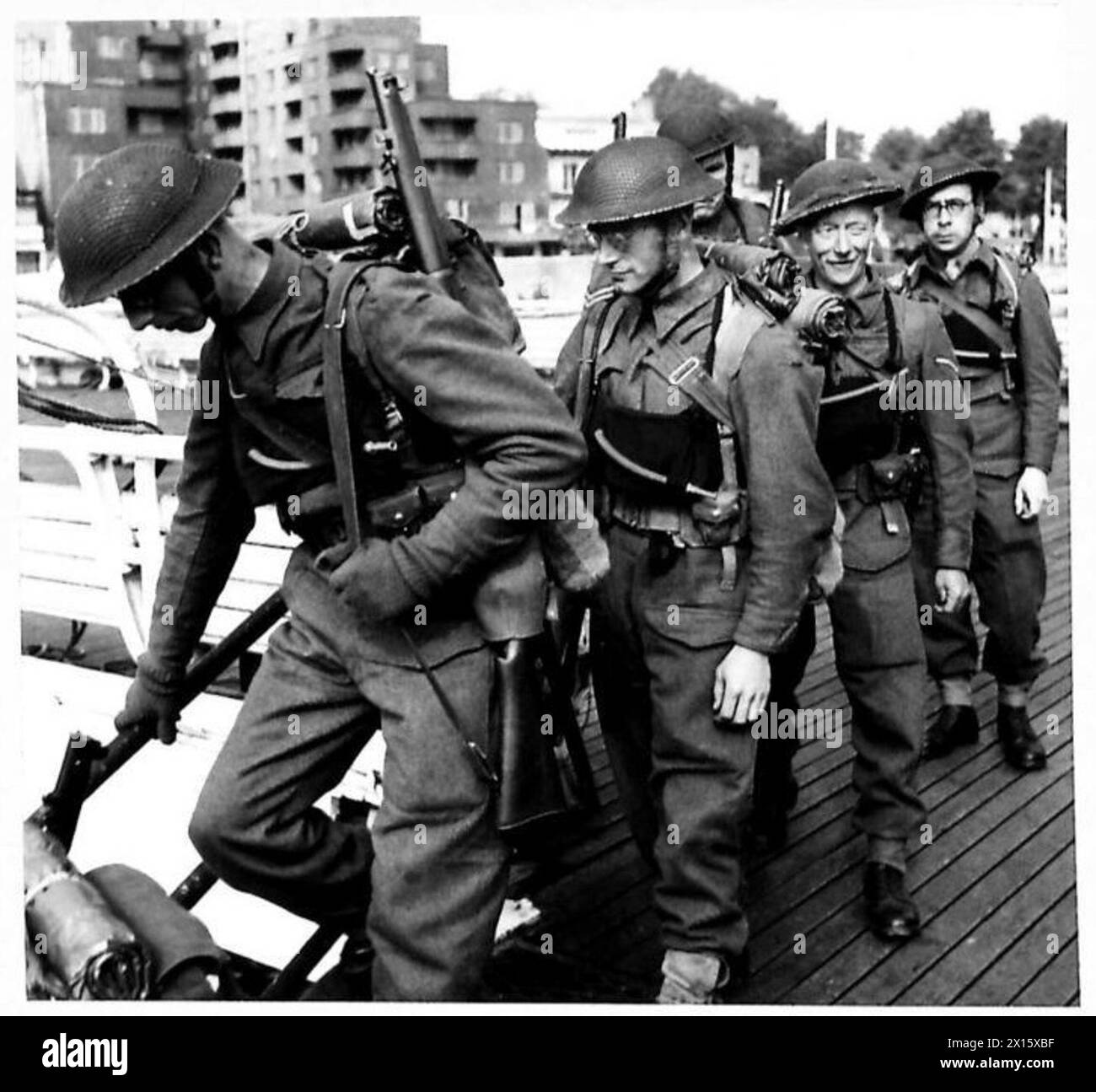 Während einer Trainingslandung steigen Truppen der britischen Armee in ein Angriffsflugzeug ein. Stockfoto