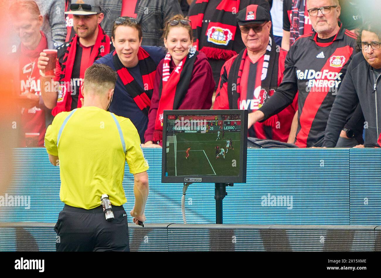 Leverkusen, Deutschland. April 2024. Schiedsrichter Harm Osmers prüft VAR für Elfmeter 1-0 Victor Boniface, Lev 22 im Spiel BAYER 04 LEVERKUSEN - SV WERDER BREMEN 5-0 am 14. April 2024 in Leverkusen. Saison 2023/2024, 1. Bundesliga, Spieltag 29, 29. Spieltag Credit: Peter Schatz/Alamy Live News Stockfoto