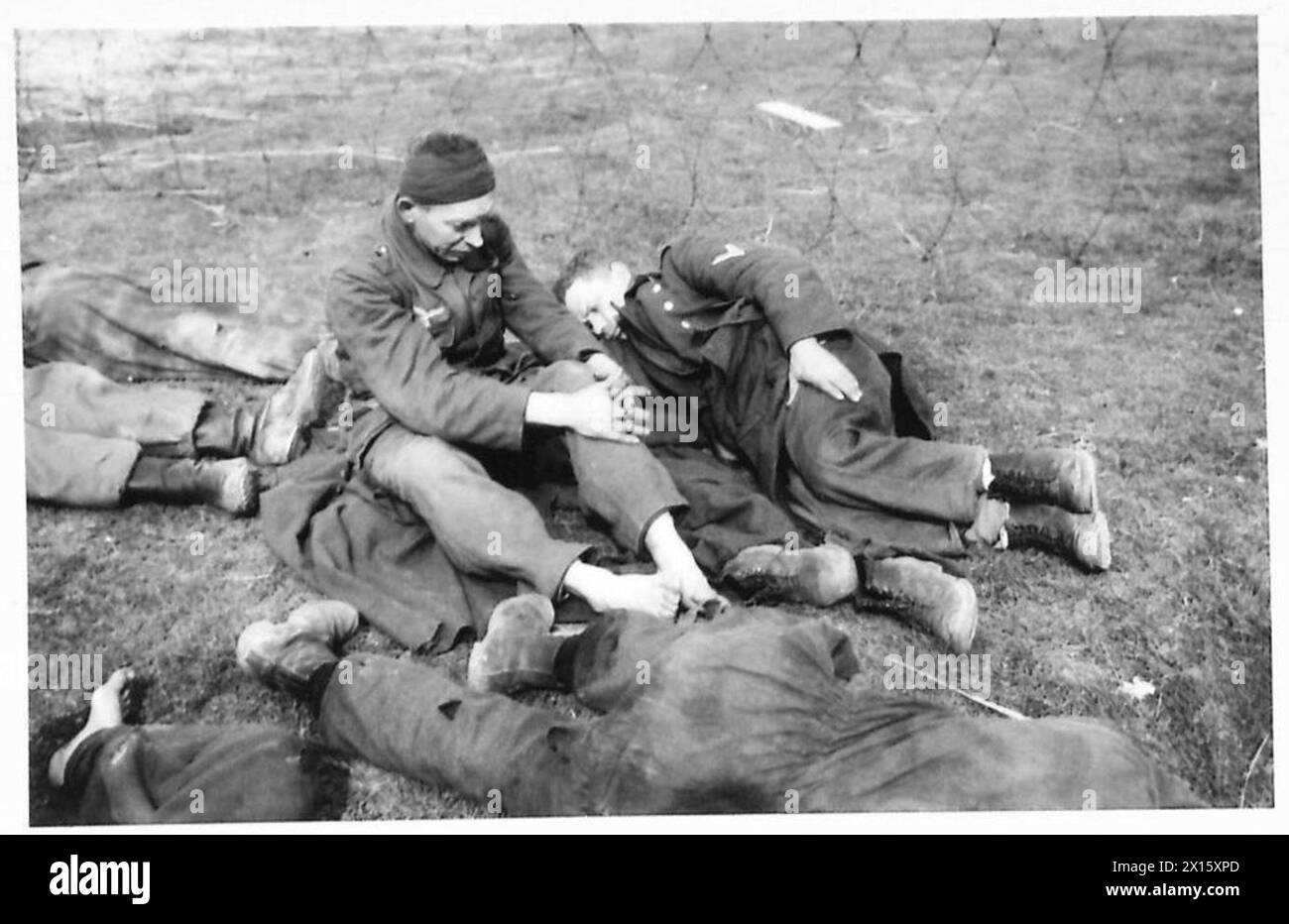 Die britische 2. Armee überquert den Rhein in Kraft. Die frühen deutschen Gefangenen sind erschöpft und ruhen sich nach der Gefangennahme aus, britische Armee, 21. Armeegruppe. Stockfoto