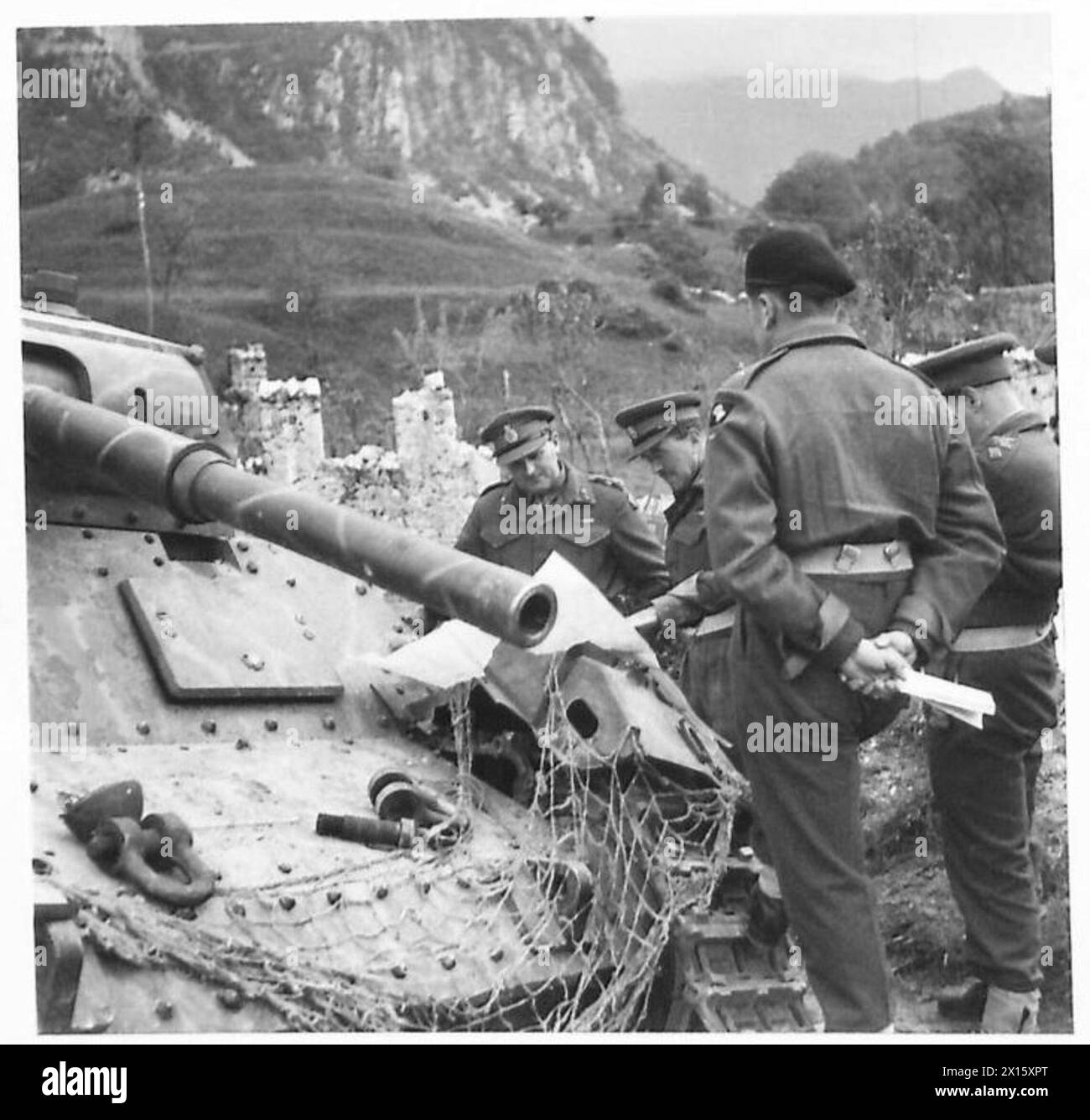 Major General Murray, DSO, Befehlshaber der 6. Panzerdivision, überträgt Stab neben einem behinderten deutschen Panzer, während er auf die Übergabeverhandlungen wartet. Stockfoto