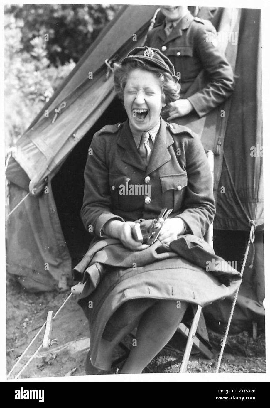 ATS Personal unter Leinwand reinigt und poliert Uniformknöpfe im Rahmen der täglichen Wartung. Stockfoto
