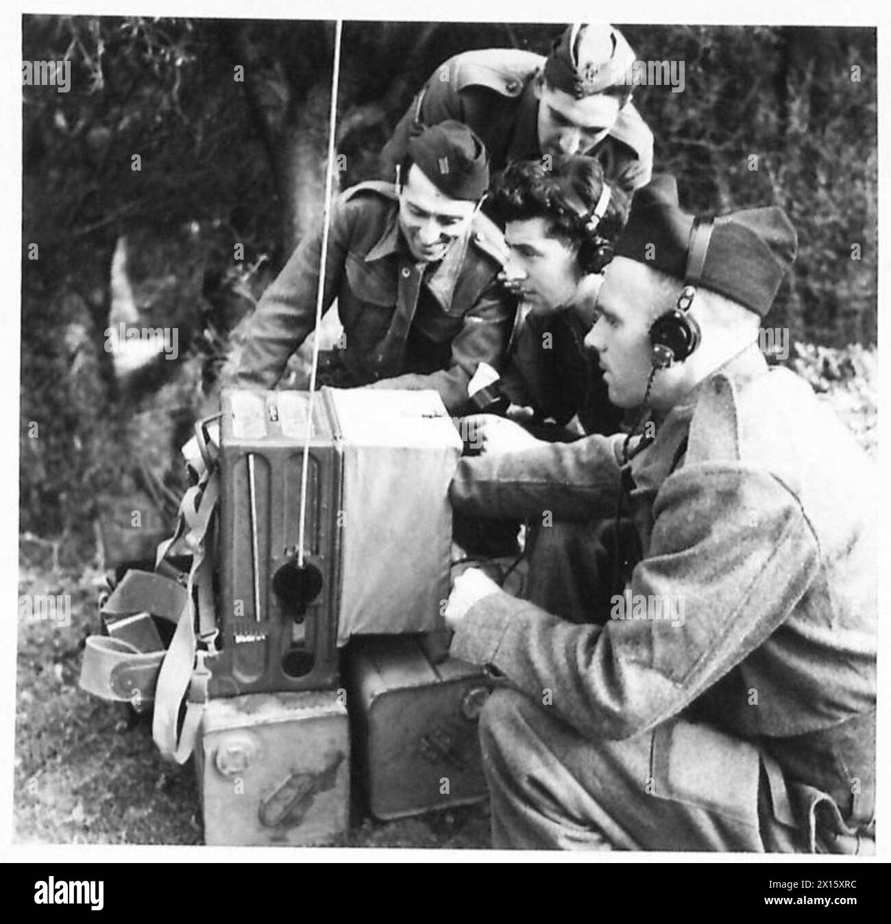 Französische Rekruten in britischer Uniform erhalten während der Tunesienkampagne von November 1942 bis Mai 1943 von britischen NCOs Unterricht in drahtlosen Funkgeräten. Die Uniformen umfassen französische Casque- und Futtermütze mit roten, weißen und blauen Blitzen für Großbritannien und umgekehrte Farben von Frankreich auf den Ärmeln. Stockfoto