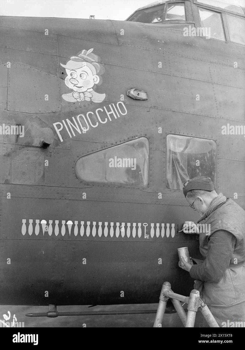 "Pinocchio", ein Halifax-Bomber der No 102 Squadron in Pocklington, zeigt Bombensymbole für seine 26. Operation und Eiskornet-Markierungen für Angriffe auf italienische Ziele, die von der Bodenbesatzung im April 1943 gepflegt wurden. Stockfoto