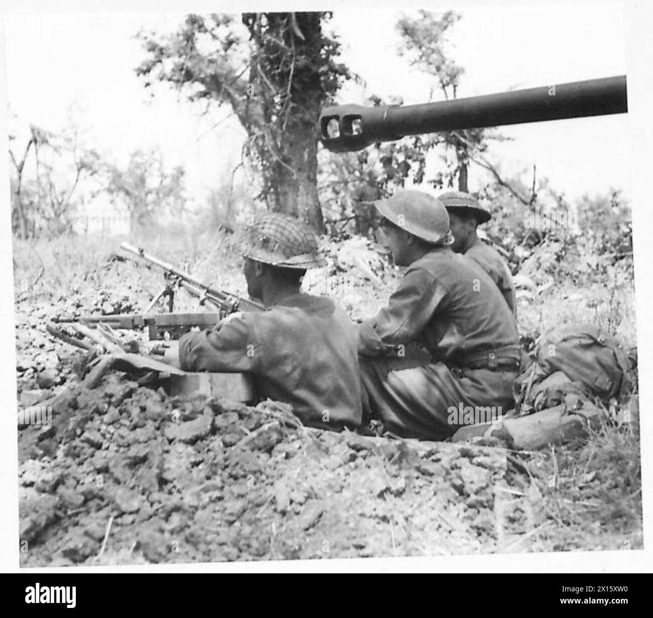 ITALIEN: SCHLACHT IN DER CASSINO-EBENE - Maschinenschützen der London Irish Rifles hielten eine Position, in der ein paar Stunden zuvor ein deutsches Maschinengewehrnest der britischen Armee war Stockfoto