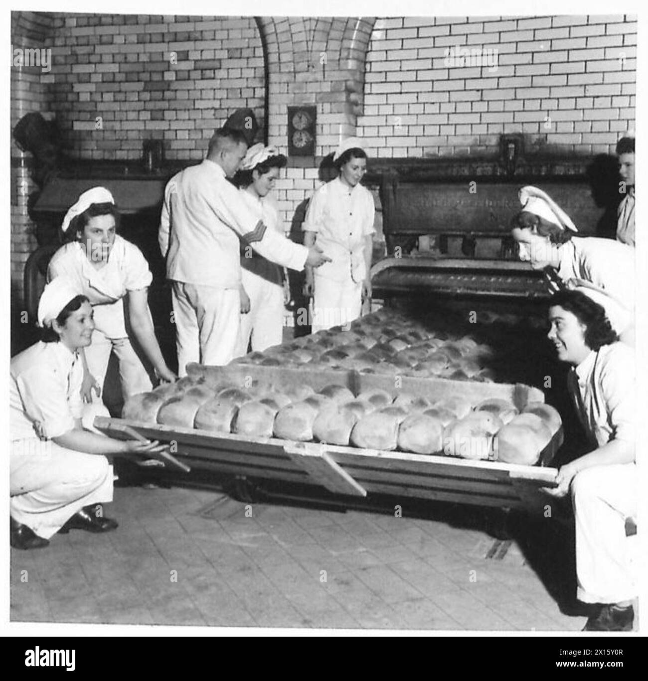 ATS BÄCKEREISCHULE - frisch gebackenes Brot aus einem Ofen der britischen Armee Stockfoto