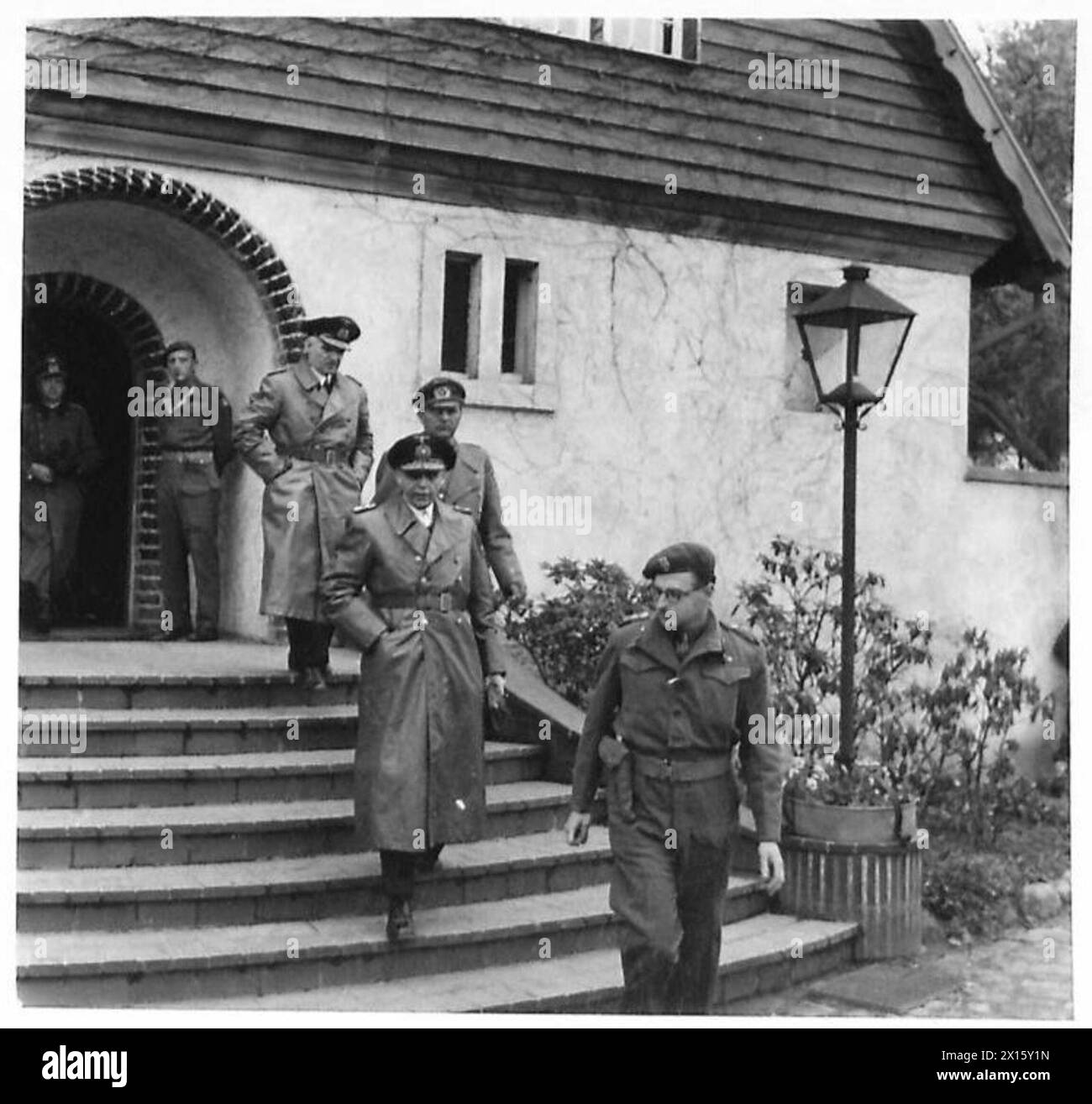 Deutsche Delegierte verlassen das Hauptquartier von General Dempsey, um Friedensbedingungen bei der britischen Armee, 21. Armeegruppe, zu beantragen. Stockfoto