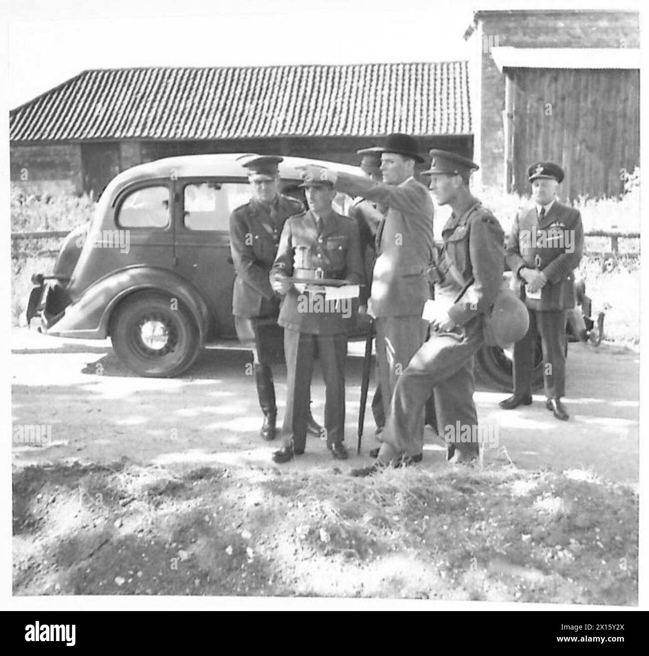 General Carr erklärt dem Kriegsminister die Verteidigung einer Bomberstation Stockfoto