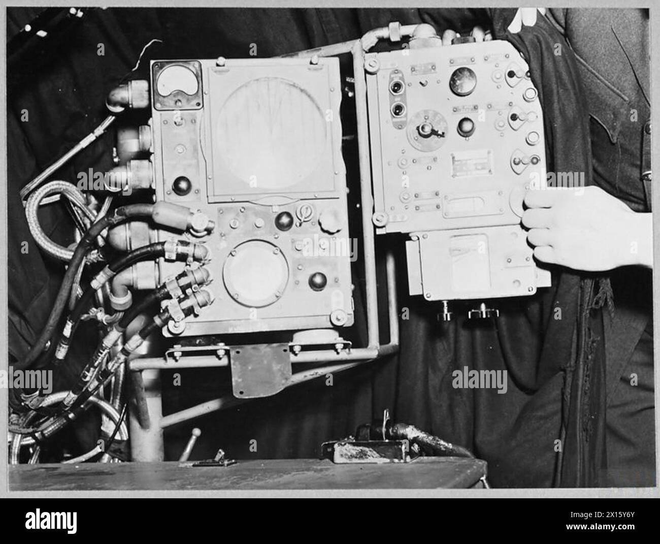 Der Lancaster-Bomber 16583 ist mit seinem Drehradarabschirmungsgerät am Navigatortisch zu sehen, das Teil der Ausrüstung der Royal Air Force ist. Stockfoto