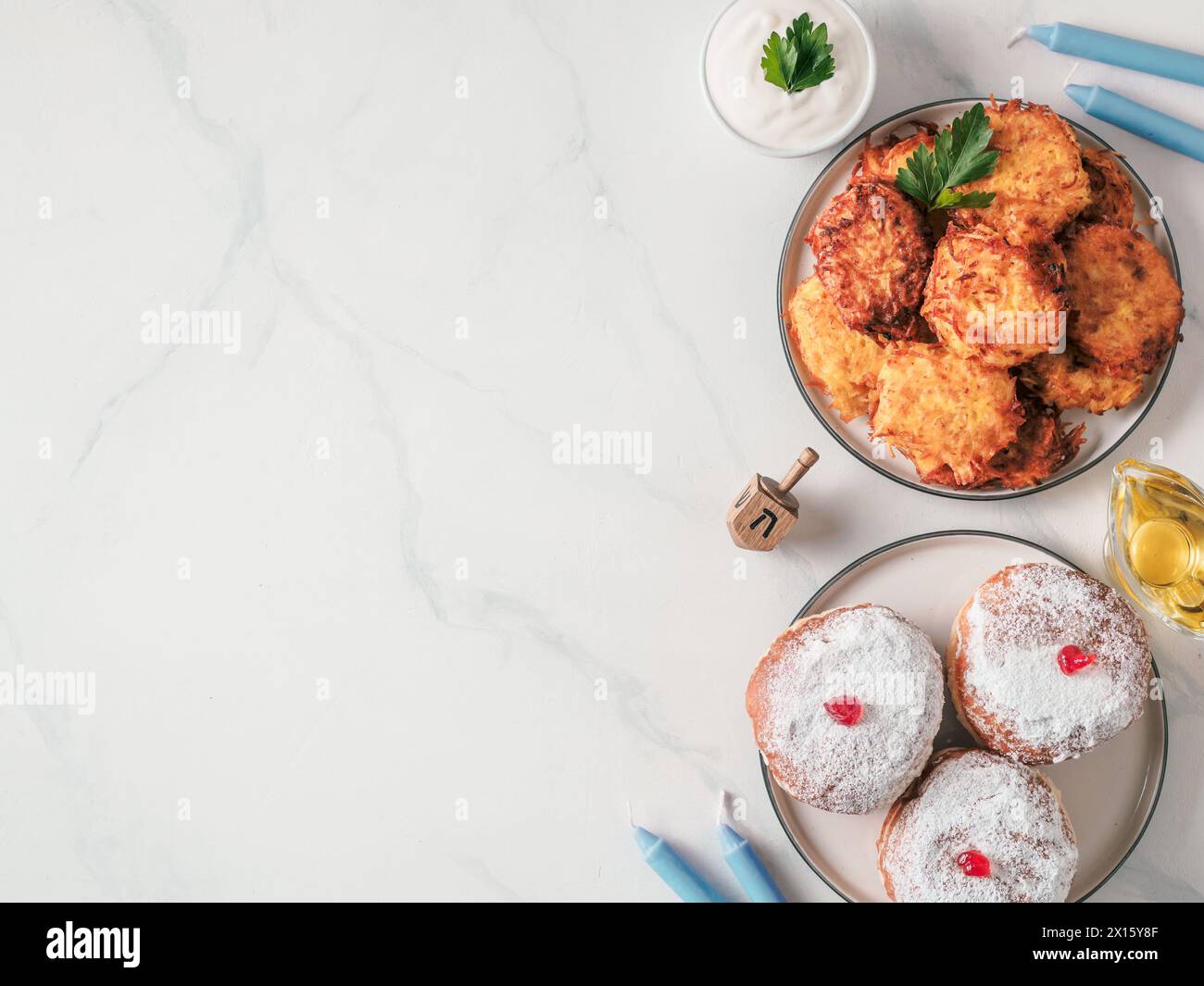 Jüdische Feiertag Hanukkah Konzept und Hintergrund. Chanukka Nahrung, Öl, Kerzen und traditionellen spinnig dreidl. Top View oder flach. Kopieren Sie Platz für Text. Stockfoto