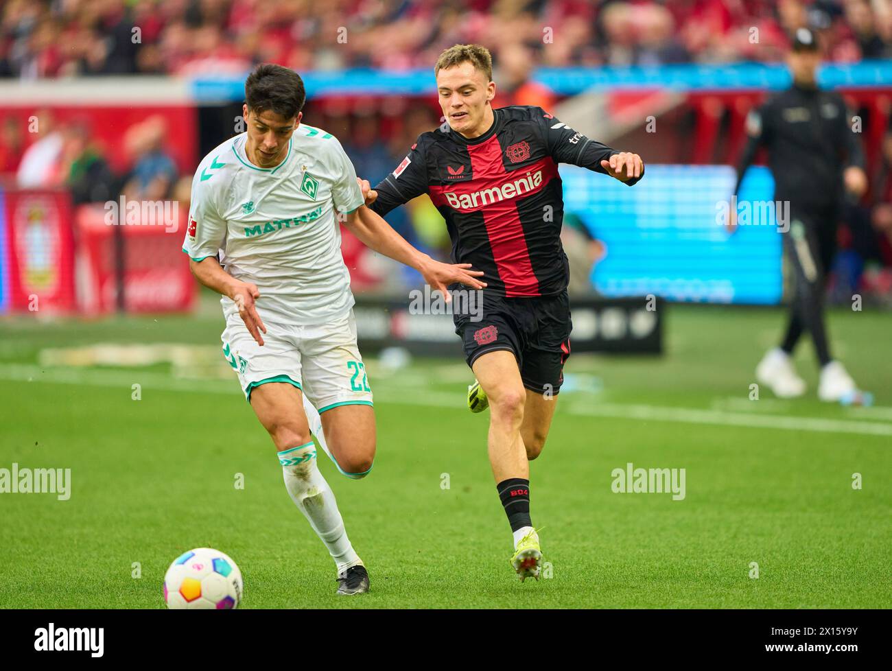 Florian Wirtz, Lev 10 wetteifern um den Ball, Tackling, Duell, Header, zweikampf, Aktion, Kampf gegen Julian Malatini, BRE 22 im Spiel BAYER 04 LEVERKUSEN - SV WERDER BREMEN 5-0 am 14. April 2024 in Leverkusen, Deutschland. Saison 2023/2024, 1.Bundesliga, Spieltag 29, 29.Spieltag © Peter Schatz / Alamy Live News - DFL-VORSCHRIFTEN VERBIETEN DIE VERWENDUNG VON FOTOGRAFIEN als BILDSEQUENZEN und/oder QUASI-VIDEO - Stockfoto