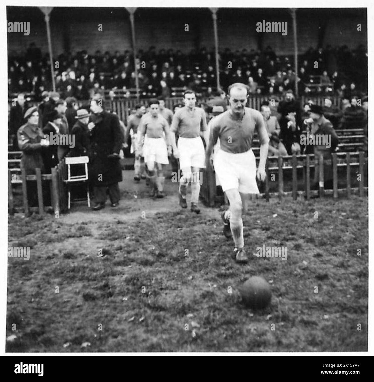 Der Kapitän, CSM Johnston (Partick Thistle) führt sein Team aus der britischen Armee, der 21. Armeegruppe Stockfoto