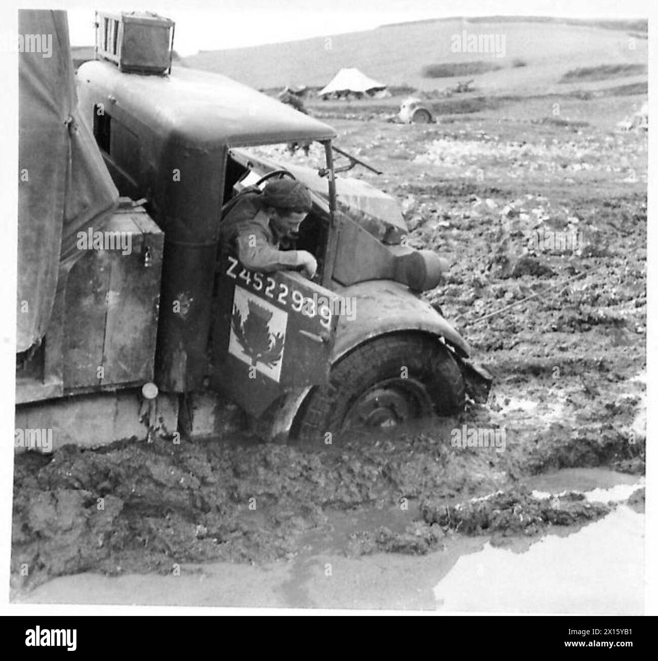 Ein Allradfahrzeug der 8. Armee steckt im Schlamm fest, während er während des Zweiten Weltkriegs Vorräte zu einer Vorwärtsposition in Italien transportiert Stockfoto