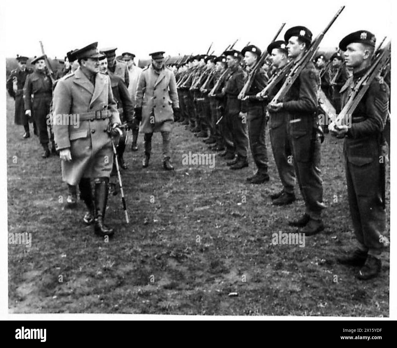 Der Oberbefehlshaber inspiziert Soldaten eines Highland-Regiments, das während der Operationen der britischen Armee auf den Shetland-Inseln stationiert war. Stockfoto