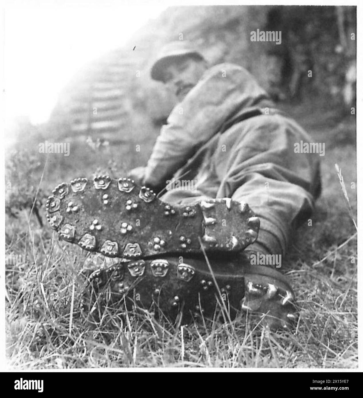 Kletterschuhe mit gut verzierten Nieten sorgen für sicheren Halt auf felsigem Untergrund bei Kletterübungen. Stockfoto