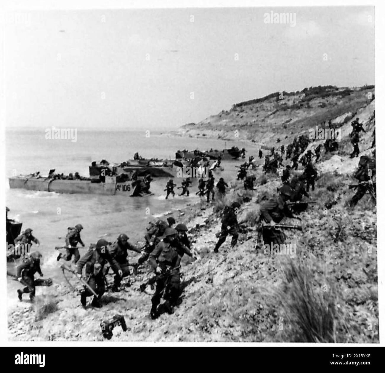 Die Truppen der britischen Armee führen eine Landungsübung durch, steigen von den Angriffslandebooten aus und bewegen sich in vordefinierte Positionen, um feindliche Stärken zu überwinden. Stockfoto