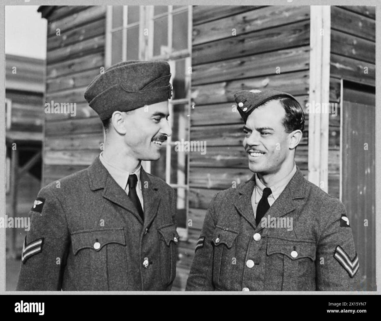 R.A.F. VOLUNTEER-KONTINGENT VON WESTINDIEN IN GROSSBRITANNIEN - das erste Kontingent von Bodenpersonal-VOLUNTEERS für die R.A.F. ist von den Westindien in Großbritannien angekommen. Das Bild (ausgestellt 1944) zeigt zwei Freiwillige aus Kingston, Jamaika: Corporal D. Le Warr (links), ehemaliger Verkäufer, der der erste Rekrute auf den Westindischen Inseln war, und Corporal K. Brandon, ein Anwalt, der vierter Mitglied der Service Royal Air Force war Stockfoto