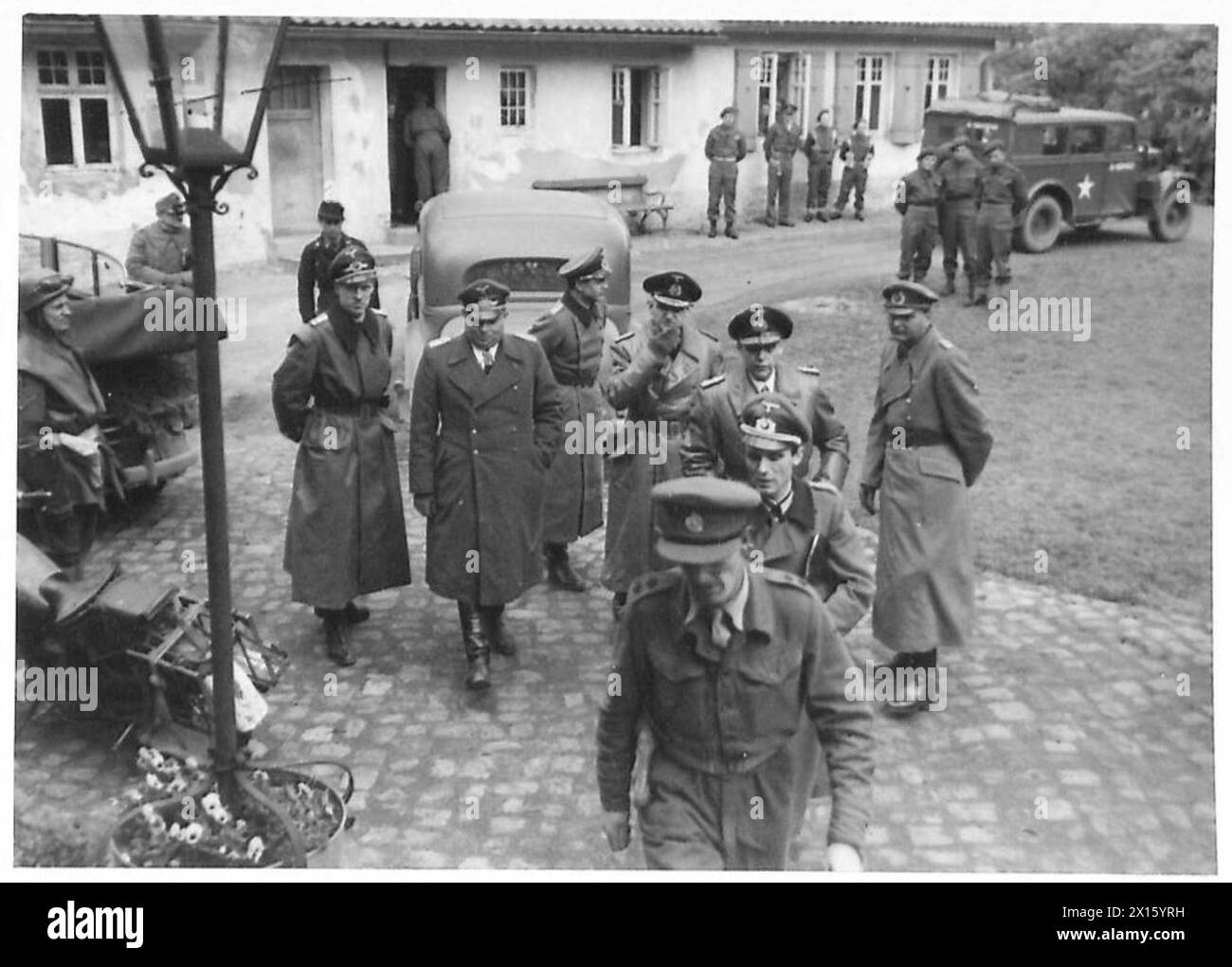 Deutsche Delegierte verlassen das Hauptquartier von General Dempsey, um Friedensbedingungen bei der britischen Armee, 21. Armeegruppe, zu beantragen. Stockfoto
