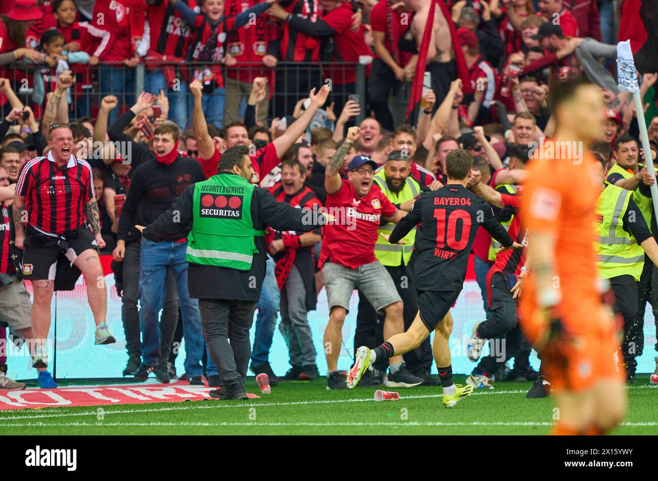 Florian Wirtz, Lev 10, feiert sein Tor 5-0, glücklich, lachen, feiern, im Spiel BAYER 04 LEVERKUSEN - SV WERDER BREMEN 5-0 am 14. April 2024 in Leverkusen. Saison 2023/2024, 1.Bundesliga, Spieltag 29, 29.Spieltag © Peter Schatz / Alamy Live News - DFL-VORSCHRIFTEN VERBIETEN DIE VERWENDUNG VON FOTOGRAFIEN als BILDSEQUENZEN und/oder QUASI-VIDEO - Stockfoto