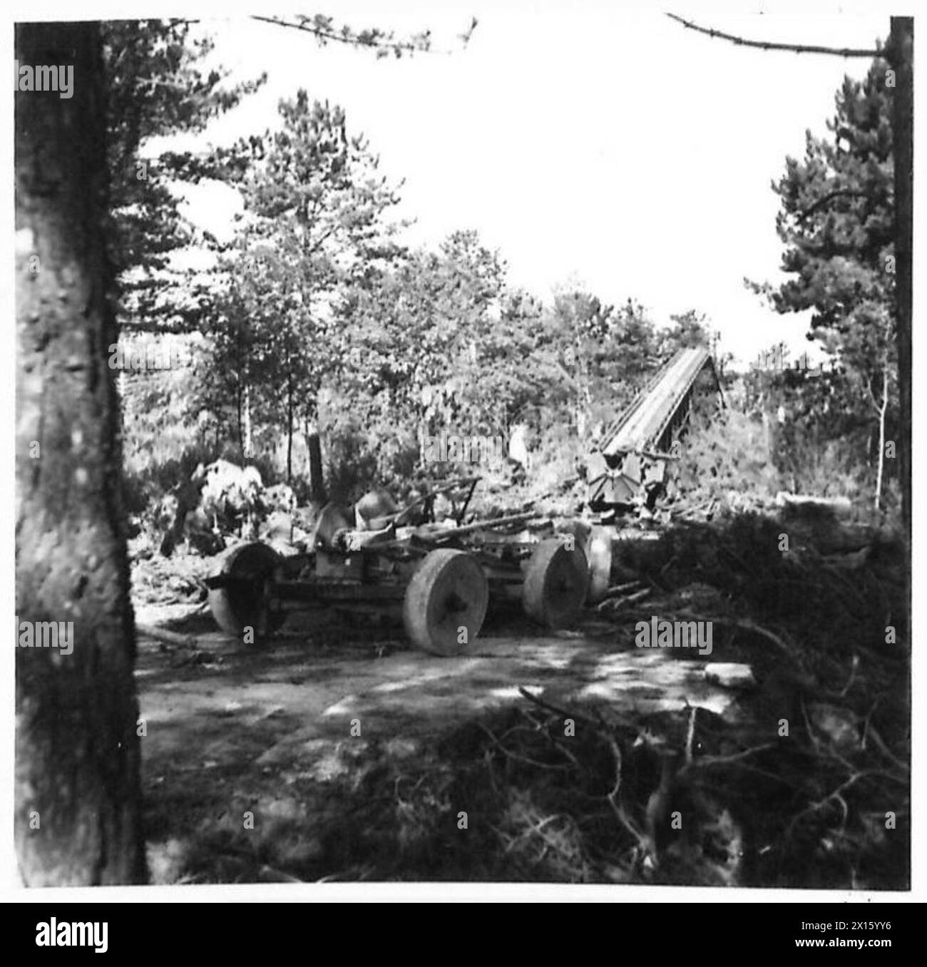 Eine teilweise abgerissene Flugbombenbahn mit einem Trolley im Vordergrund in Belloy-sur-Somme, Somme, Frankreich, kontrolliert von der britischen Armee, 21. Armeegruppe. Stockfoto