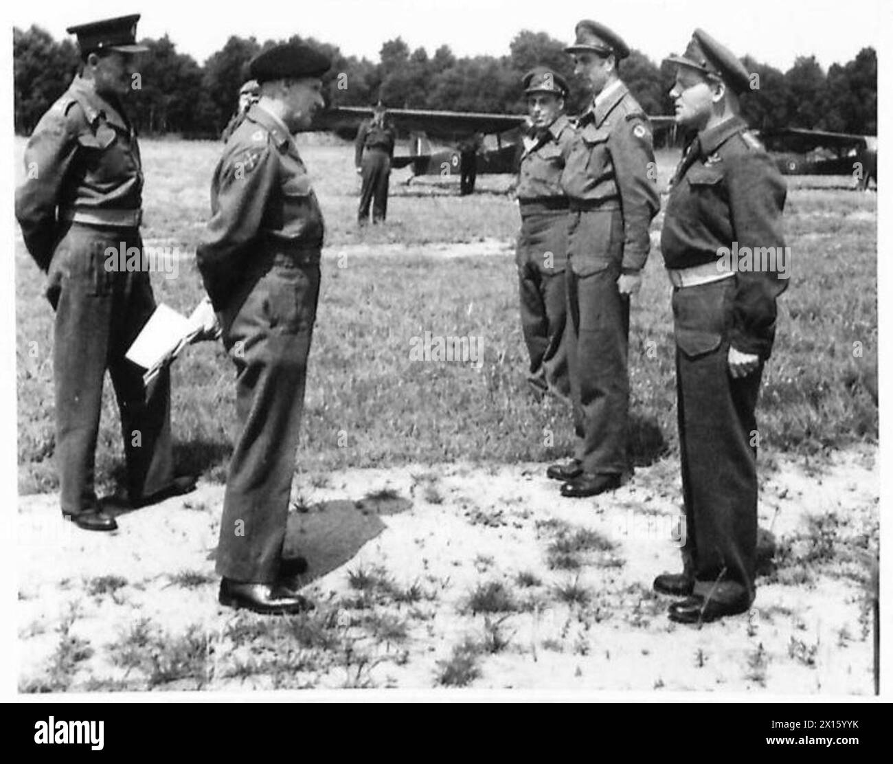 Feldmarschall Montgomery sprach mit Offizieren vor seiner Abreise, britische Armee, 21. Armeegruppe Stockfoto