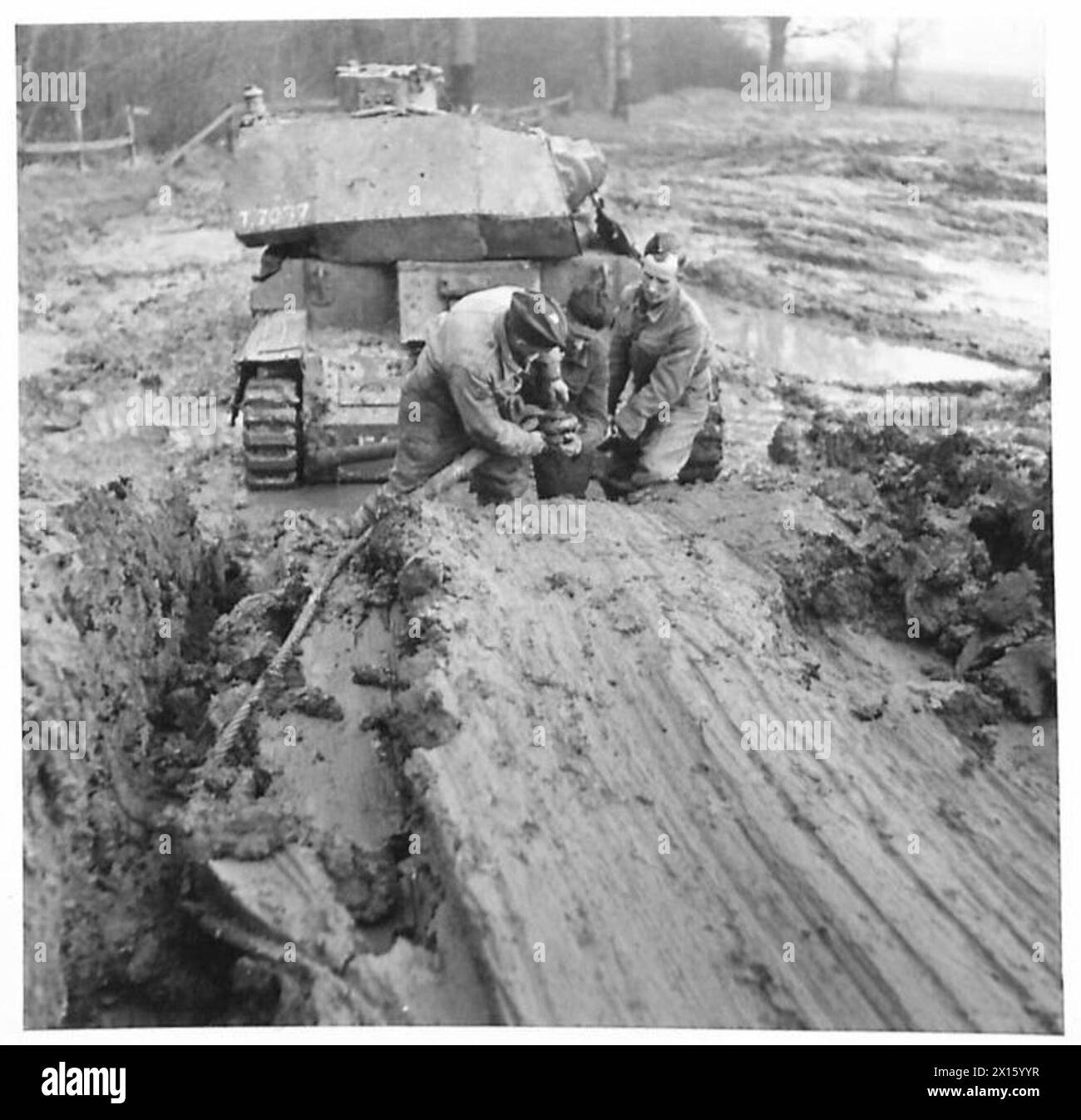 Ein Valentinstag-Tank wird gezeigt, der einen Cruiser Mk schleppt. IV durch tiefen Schlamm auf einem Testgelände der britischen Armee, demonstrierte Mobilität und mechanische Leistung. Stockfoto