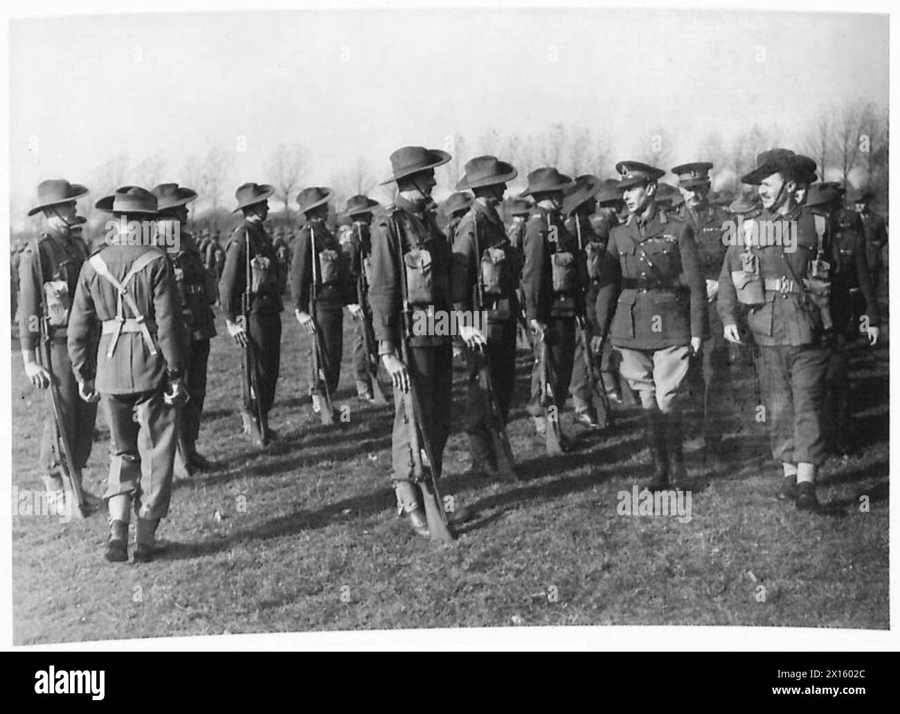 Seine Majestät der König inspiziert australische Truppen während eines königlichen Besuchs. Stockfoto