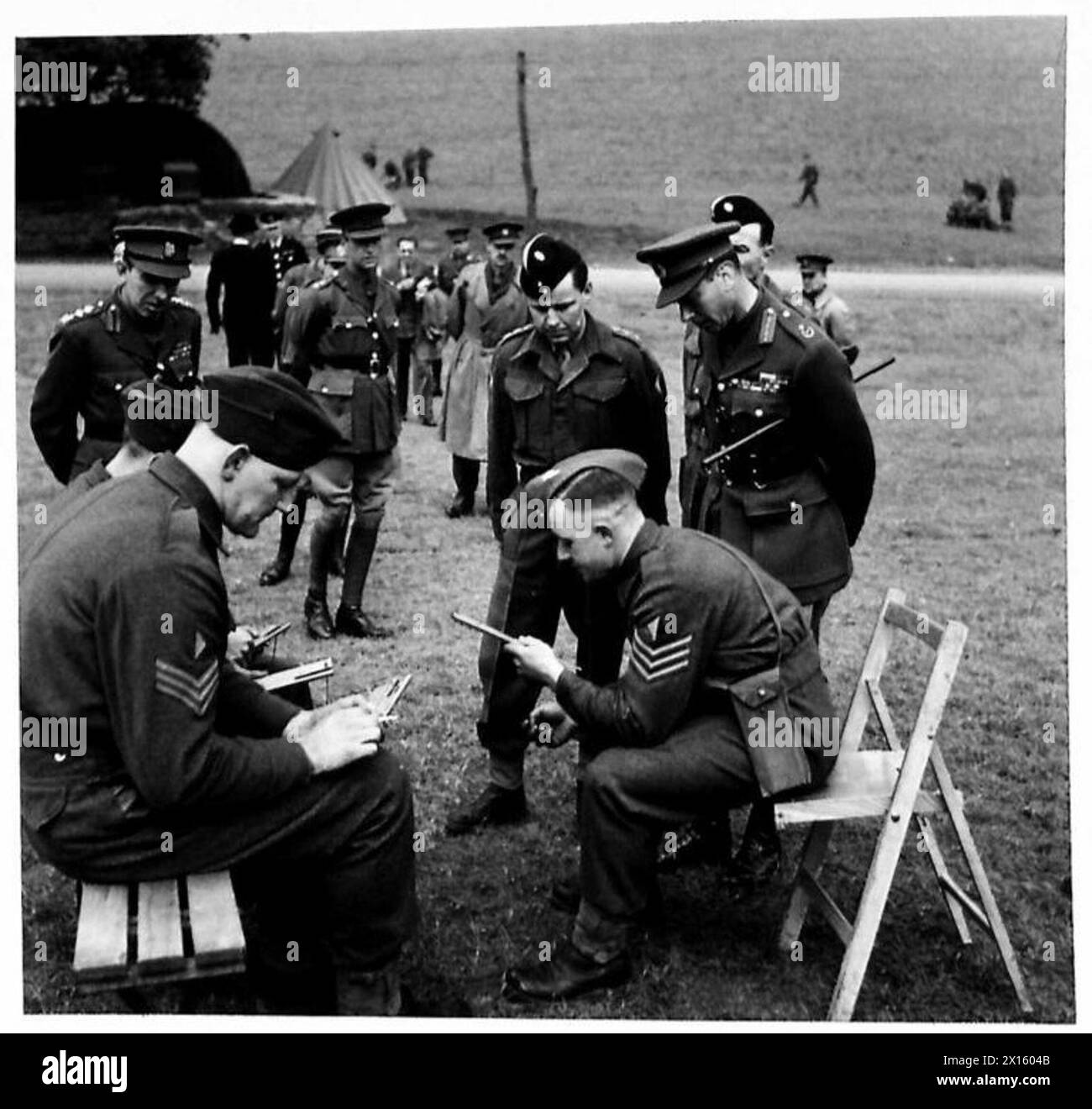 King beobachtet einen Maschinengewehrkurs bei der Arbeit mit Schiebereglern, während er Truppen im Südostkommando besucht. Stockfoto