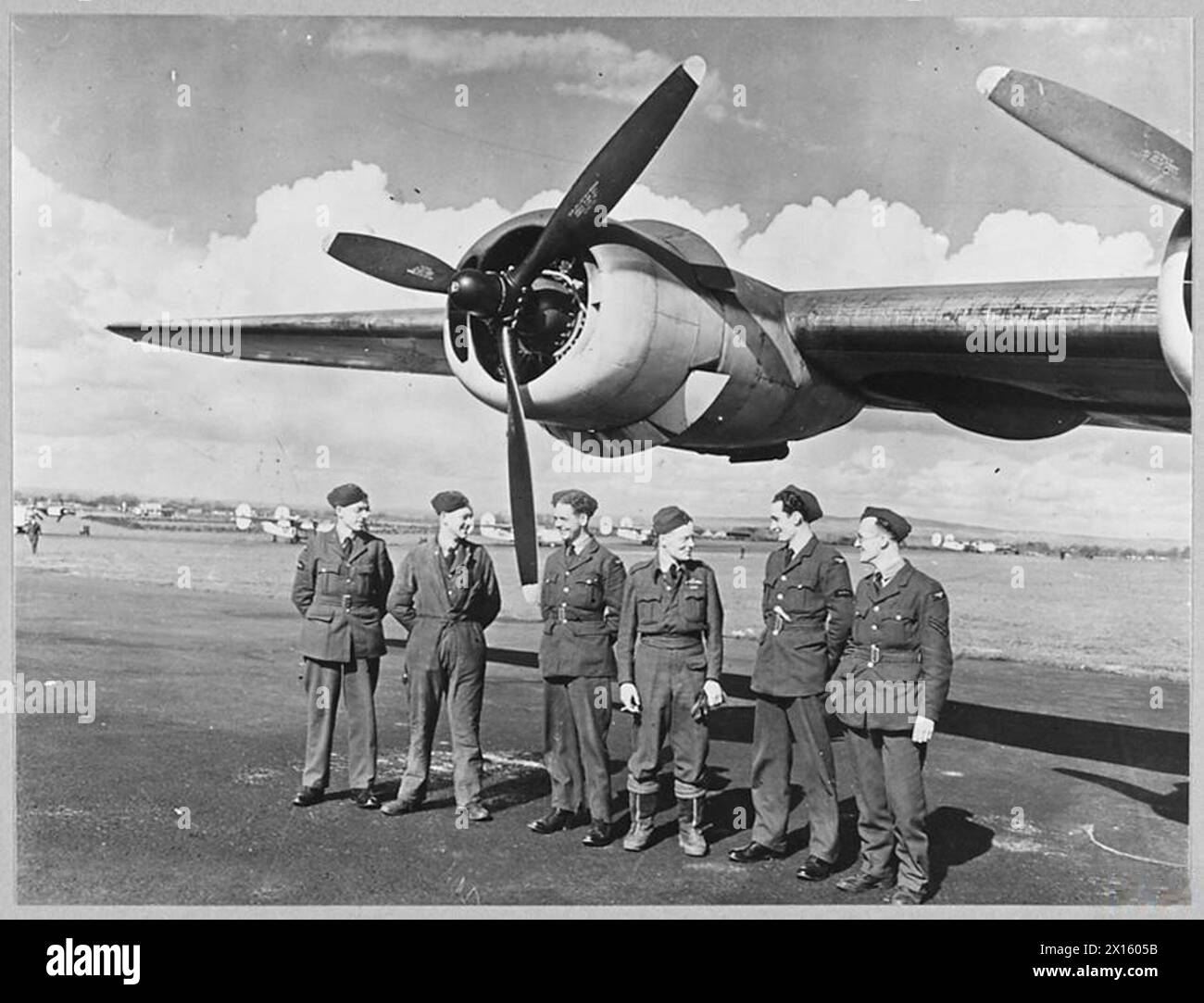 Ein Kapitän der Liberator-Flugzeuge posiert mit seiner Bodencrew und veranschaulicht die erforderliche Koordination bei Anti-U-Boot-Missionen, die deutsche U-Boote im Zweiten Weltkrieg anvisieren Stockfoto