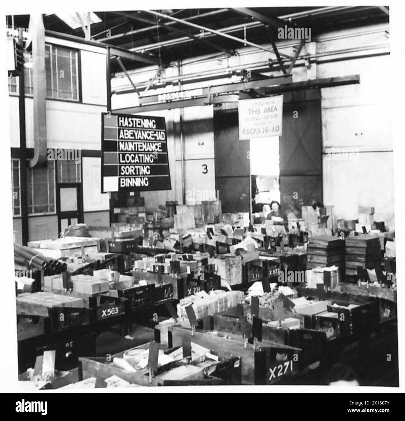 Die Mitarbeiter im Sortierbereich des Central Ordnance Depot, Chilwell, organisieren Artikel mithilfe von Panels in verschiedenen Farben. Stockfoto